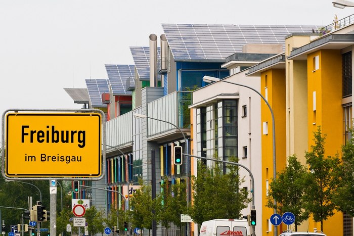 Freiburg Green City: Häuserreihe mit Ortsschild Freiburg 