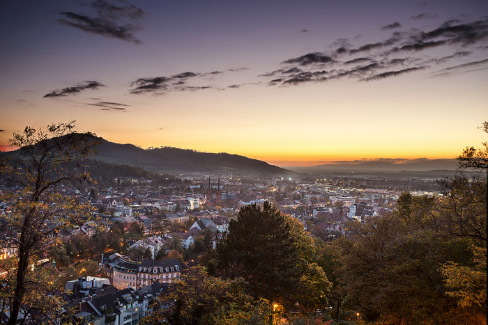 Blick vom Schlossberg auf Freiburg in Abenddämmerung 