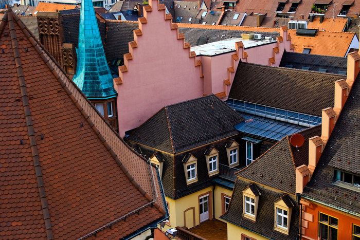 Blick von oben auf die Dächer der Altstadt Freiburgs