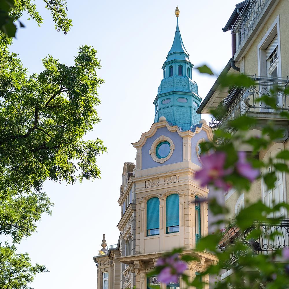 SChickes, spitzes Gründerzeit Villen Hausdach in blau türkis Freiburg Herdern