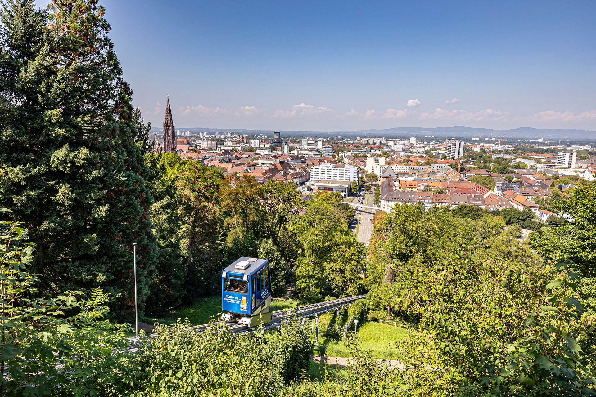 Schlossbergbahnkabine mit Blick auf Freiburg
