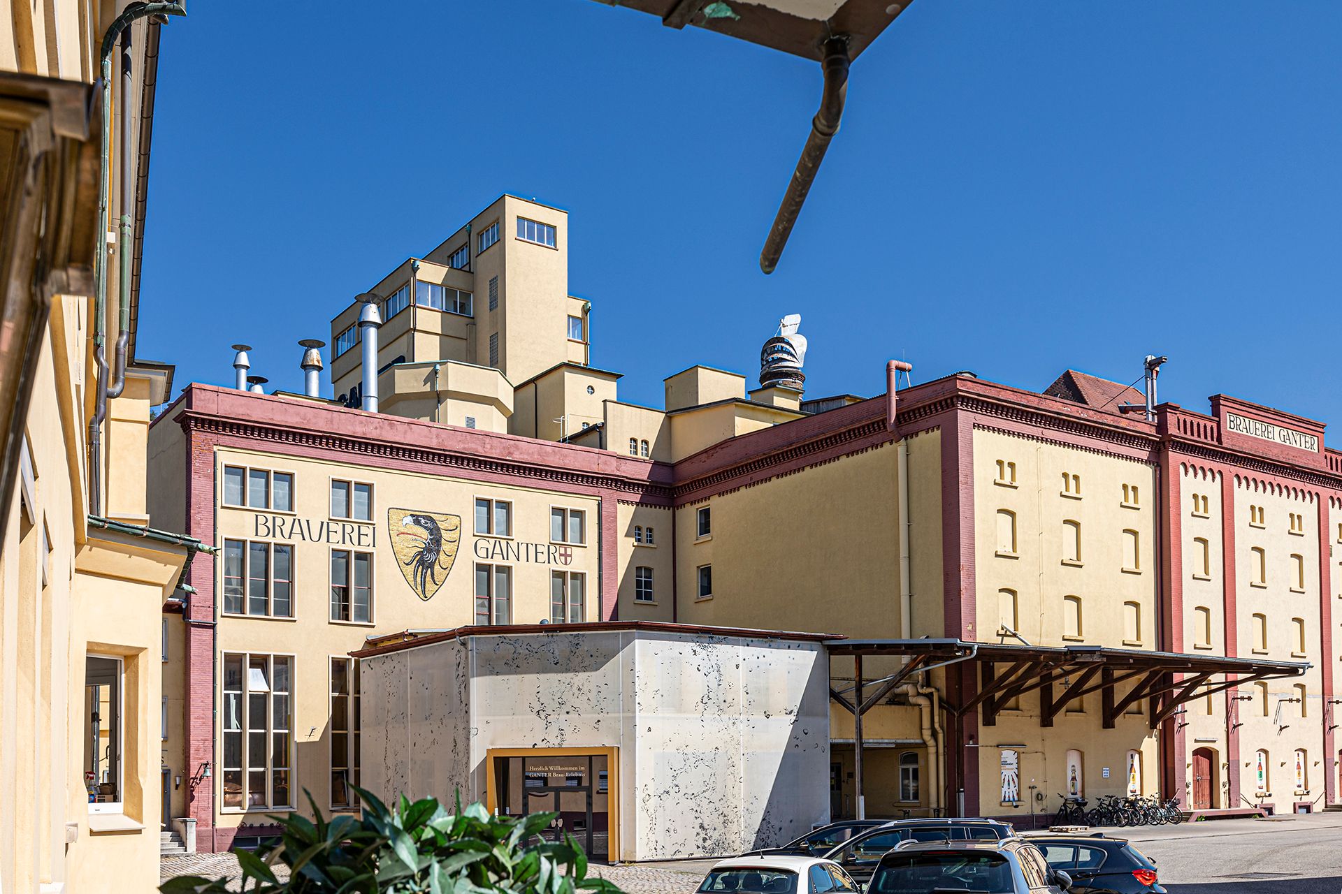 Fassade der Ganter Brauerei mit Logo