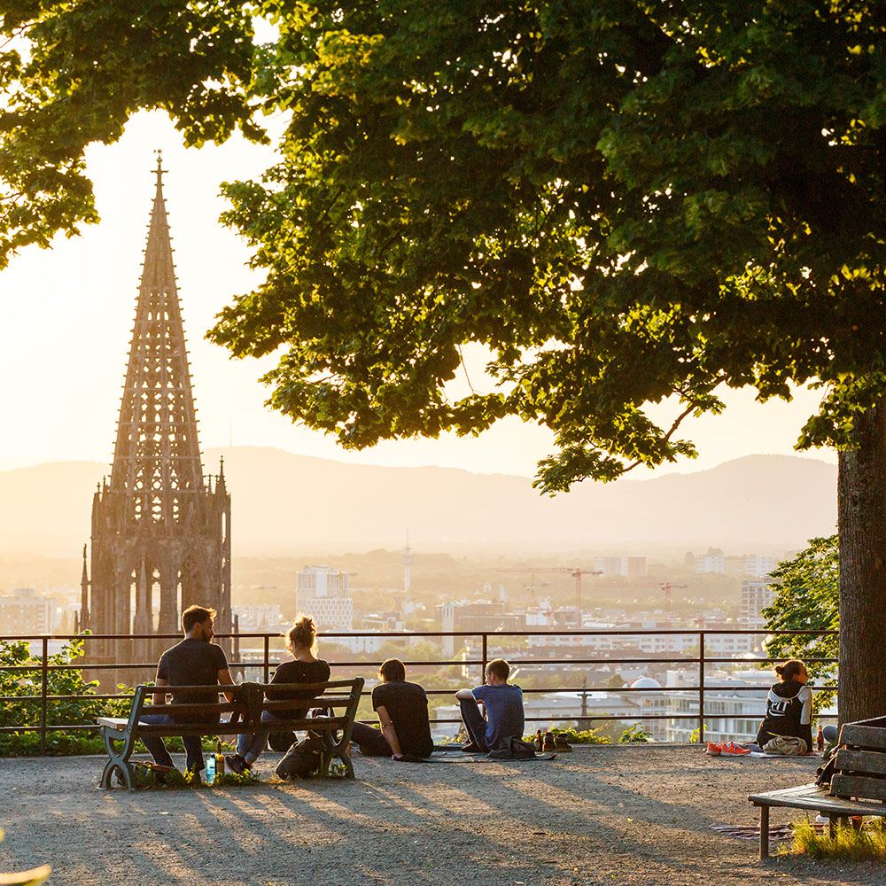 Freiburger Kanonenplatz mit Blick auf den Münsterturm