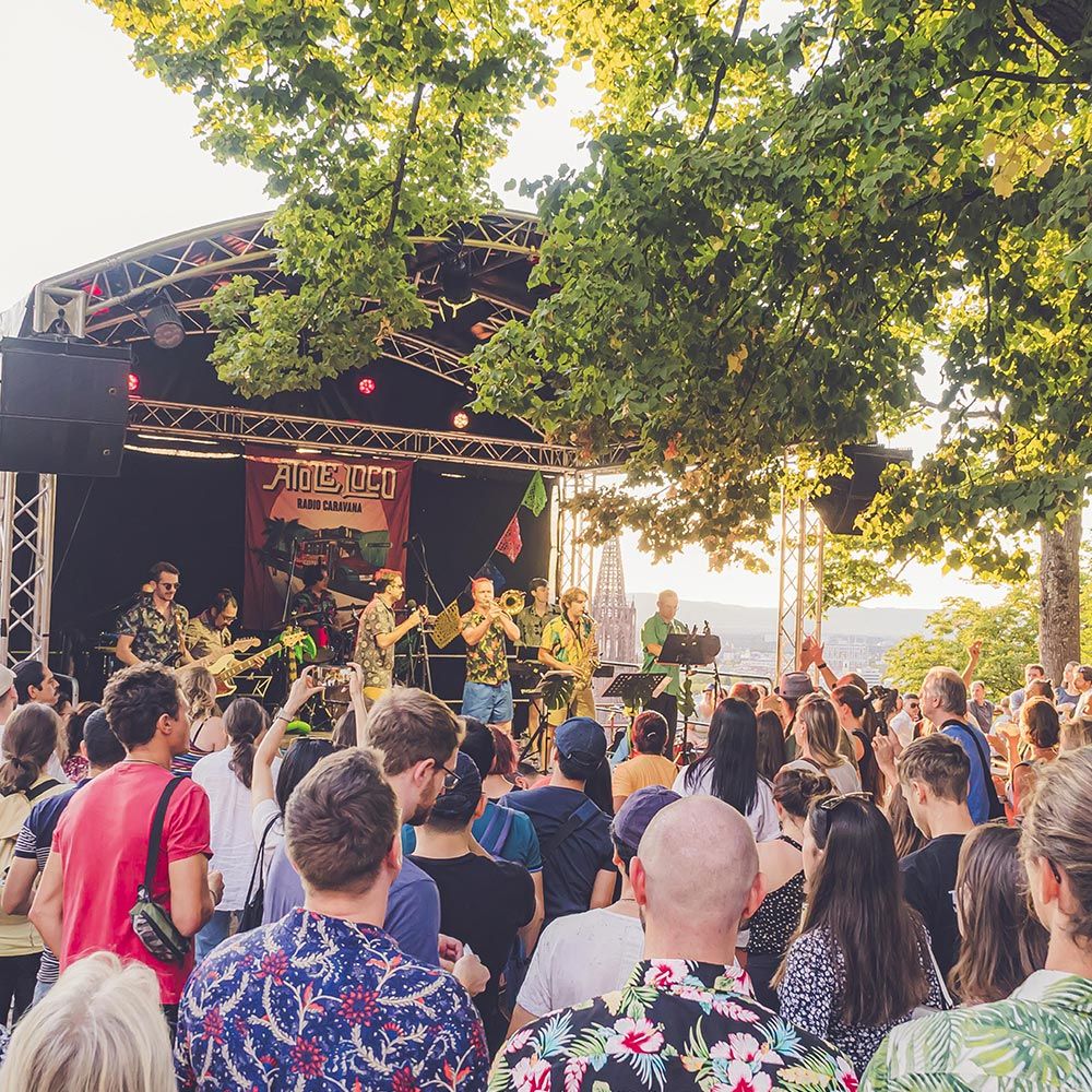 Schloßbergfestival Freiburg Bühne mit Publikum
