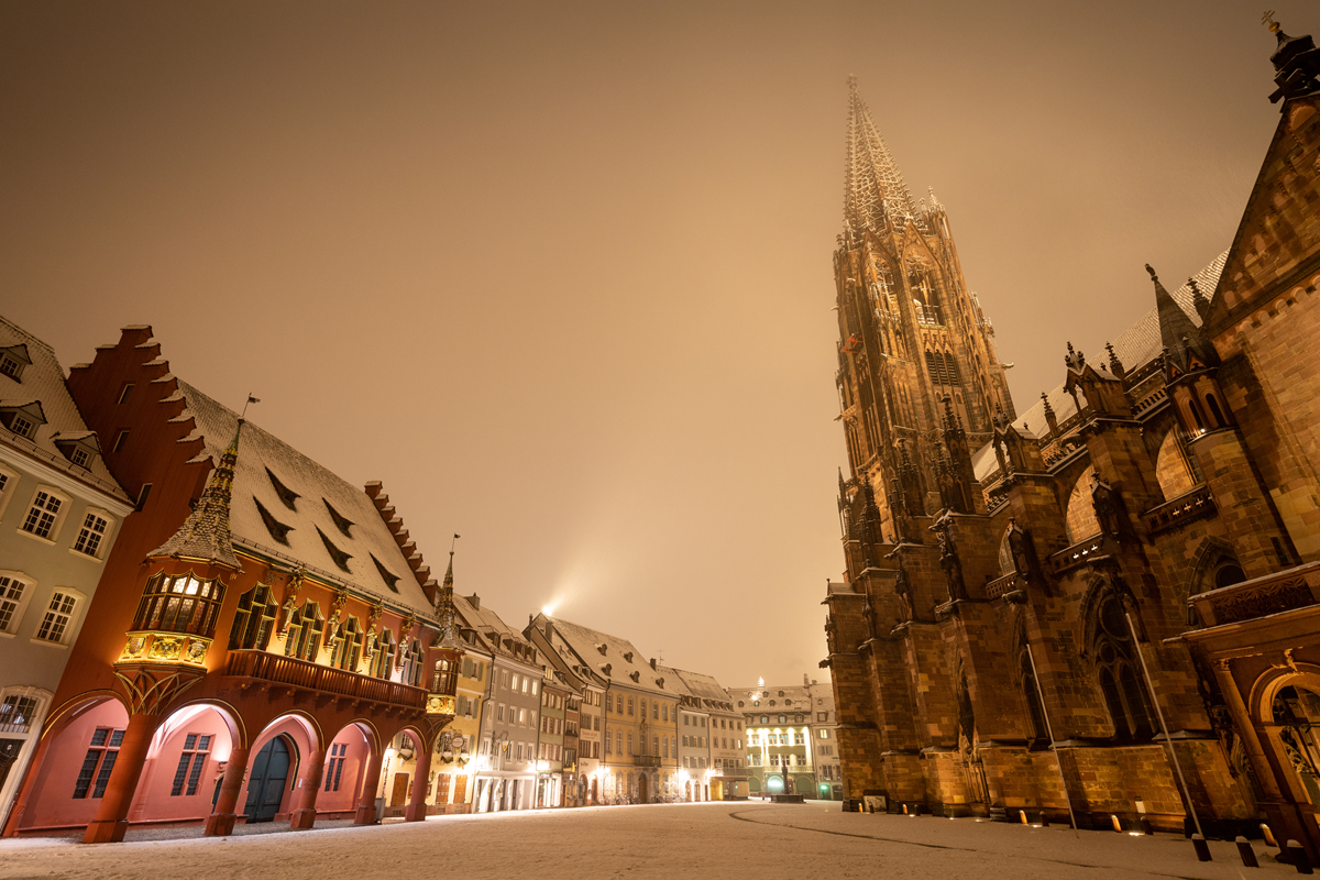 Münsterplatz im Winter mit Beleuchtung