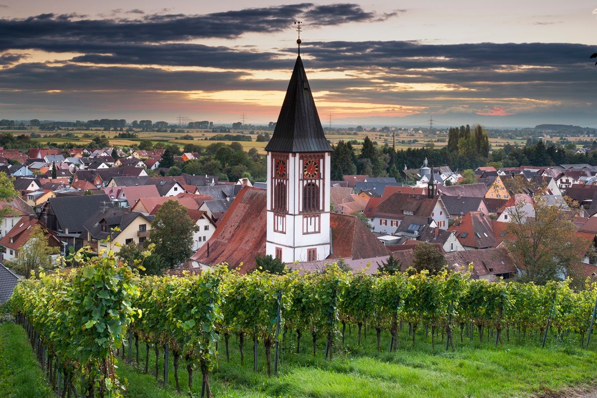 Blick auf Ehrenkirchen und die Pfarrkirche St. Georg