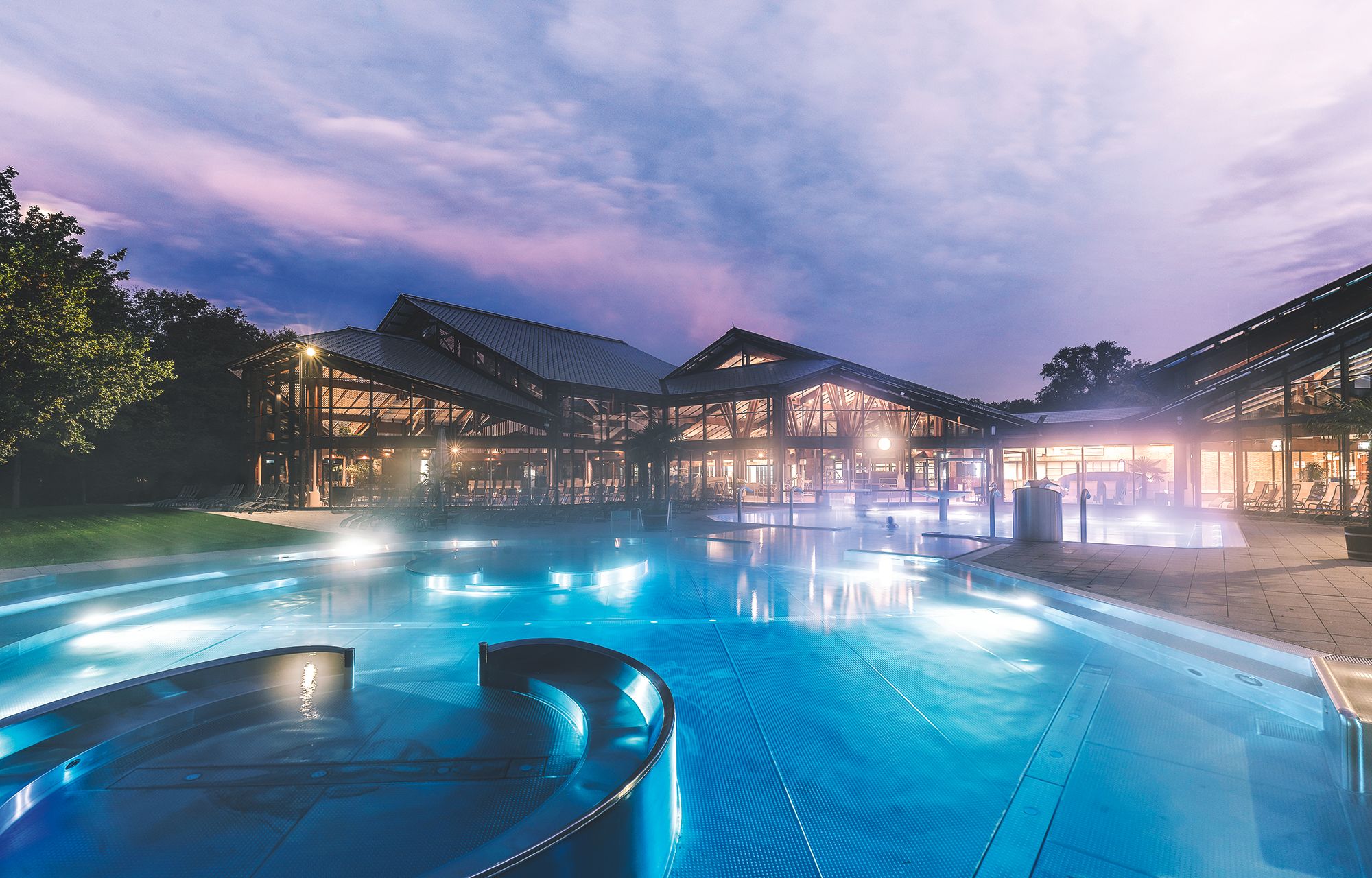 KEIDEL Mineral-Therme von außen Abends in der Dämmerung 
