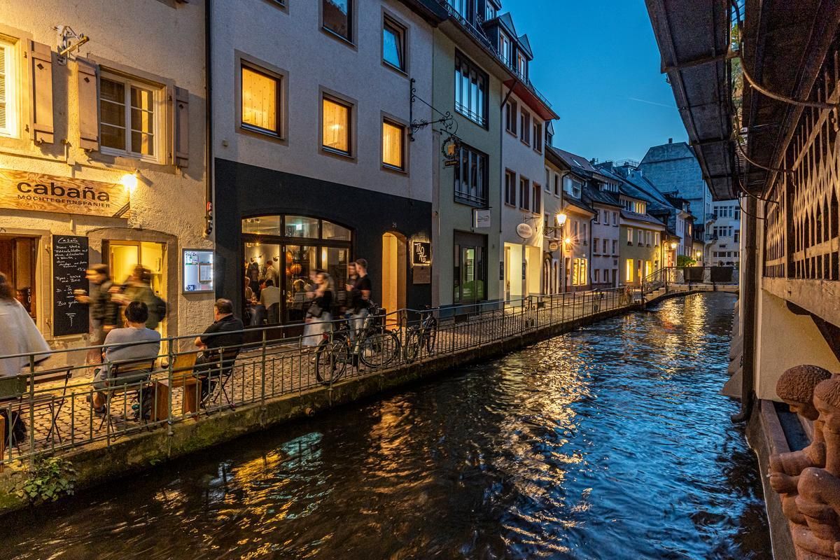 Blick über den Kanal auf die Trotte Weinbar