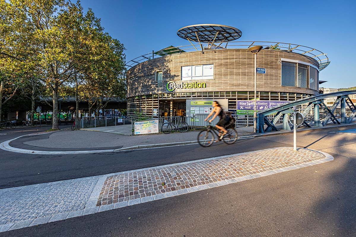 Radstation Freiburg beim Hauptbahnhof
