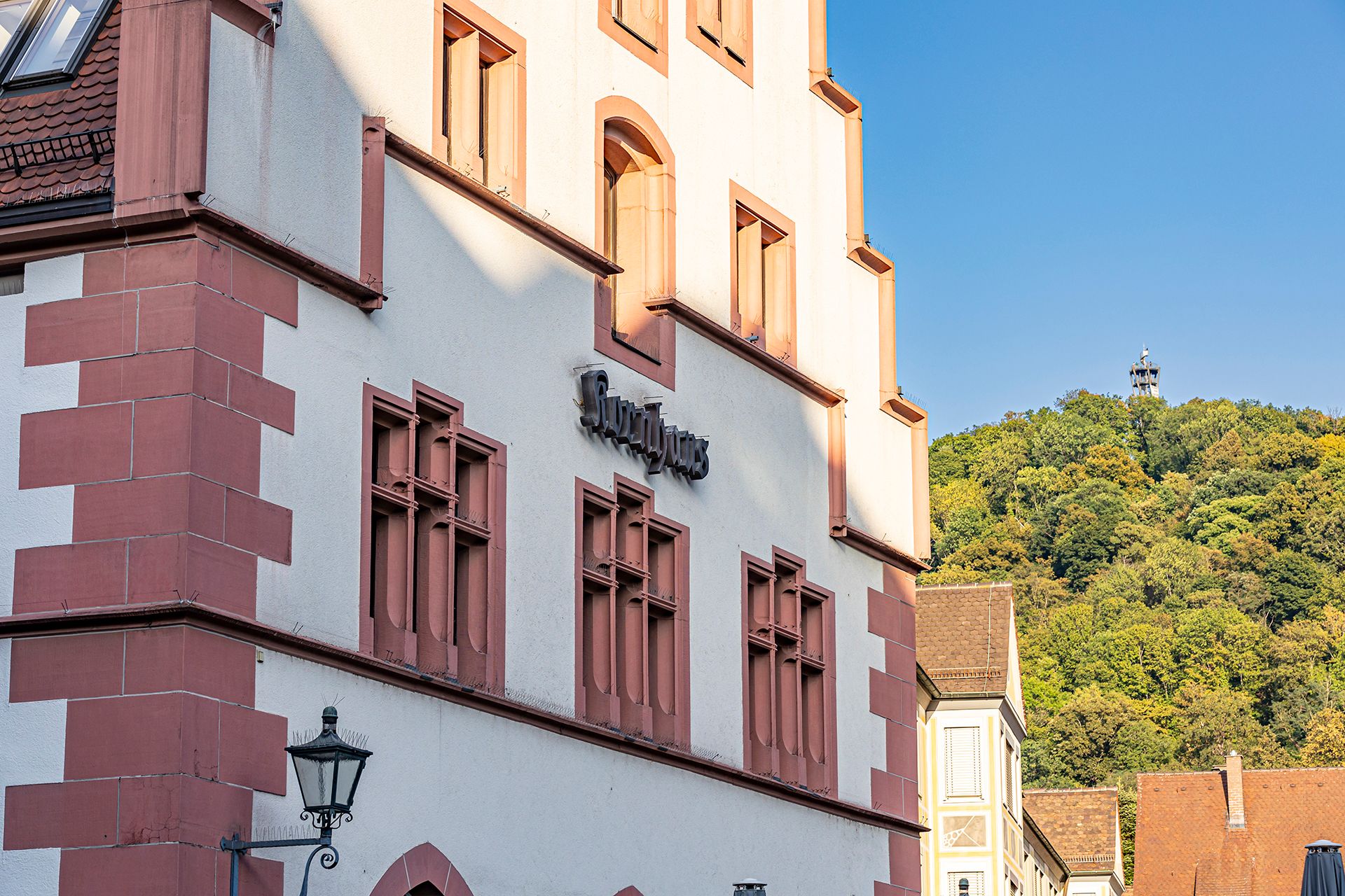 Kornhaus mit Schlossberg im Hintergrund