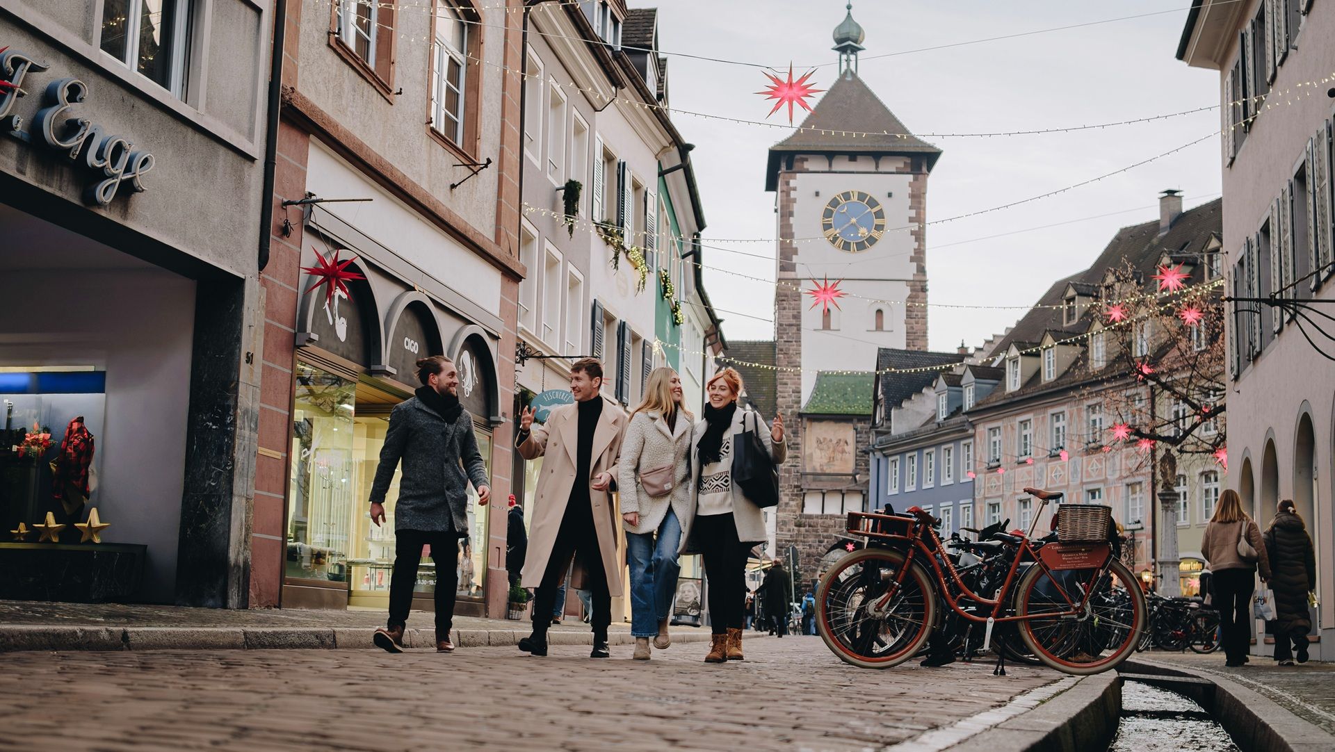 Gruppe schlendert durch Freiburger Innenstadt