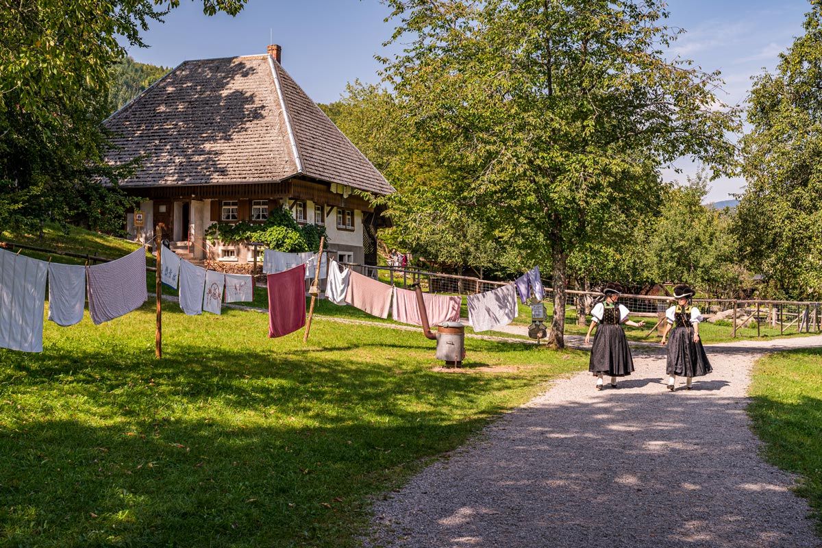 Frauen in Tracht im Vogtsbauernhof Gutach
