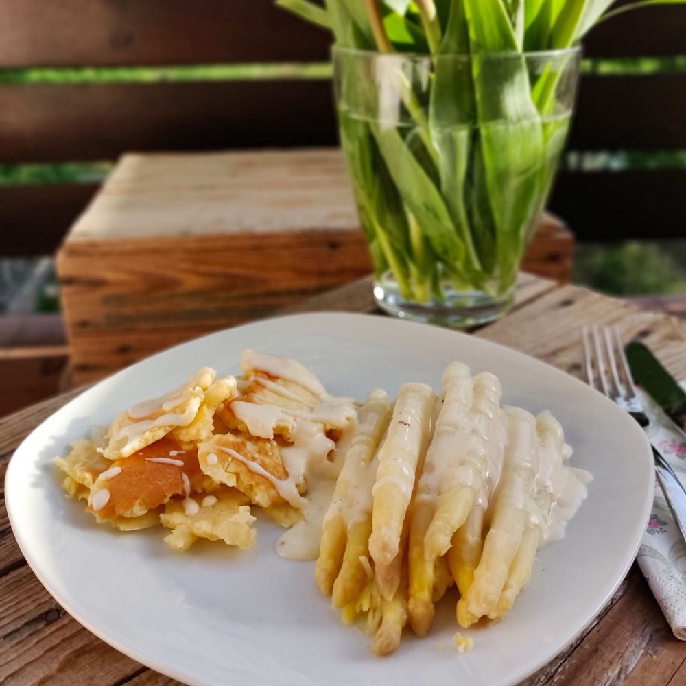 Spargel mit Krazete auf einem Teller