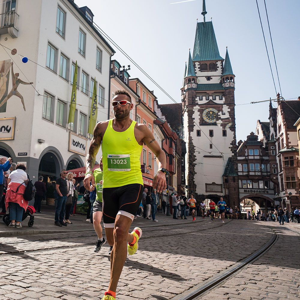 Mein Freiburg Marathon Läufer in gelben Tanktop vor Martinstur