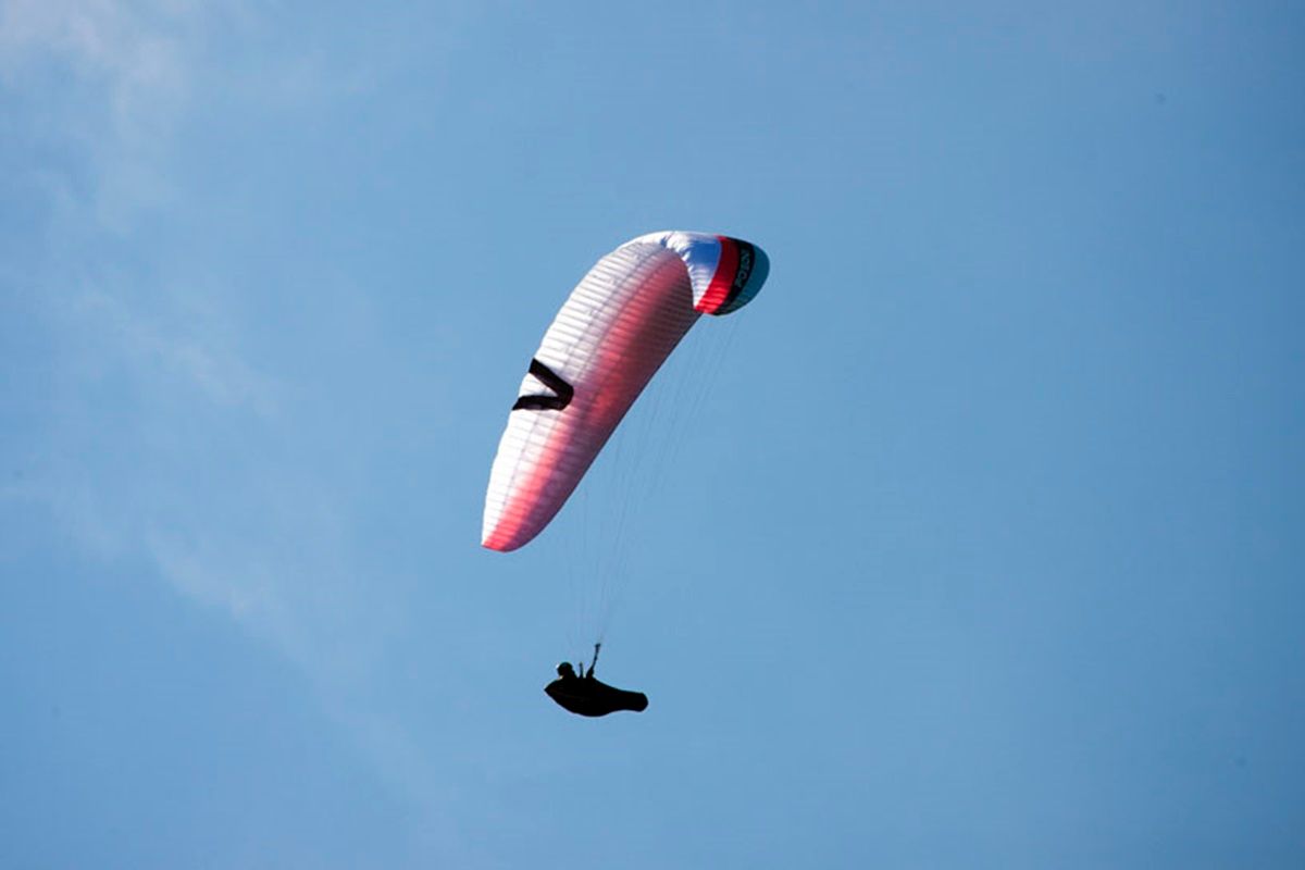 Gleitschirmflieger am Himmel