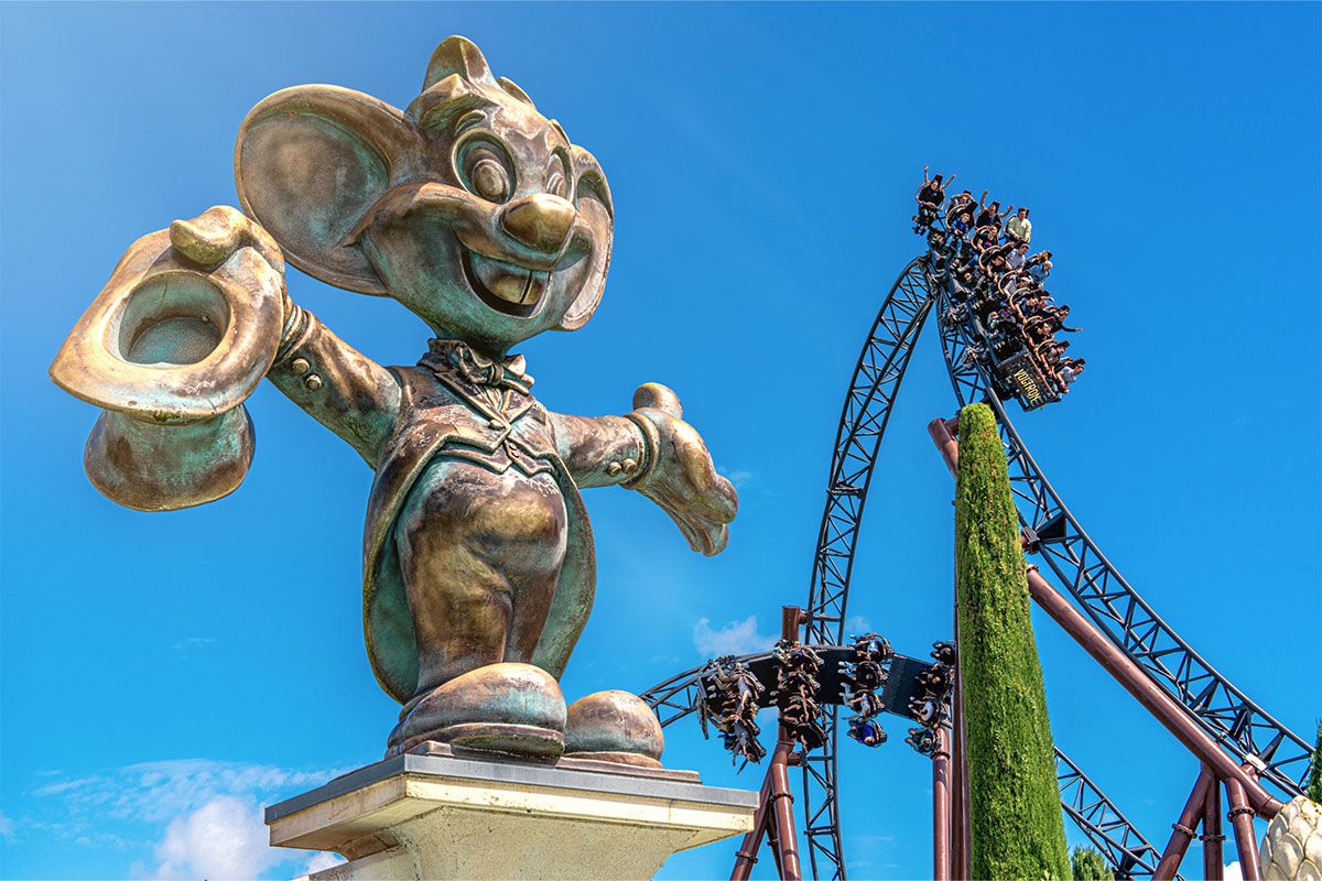 Ed Euroamaus Statue und Blick auf Achterbahn Voltron im Europa-Park Rust