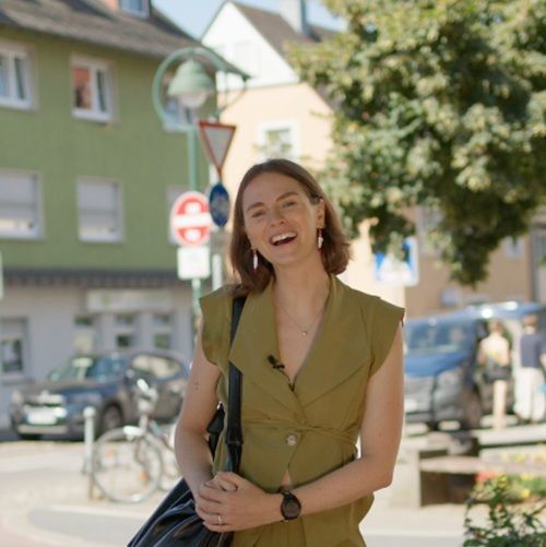 Franzi steht in Herdern
