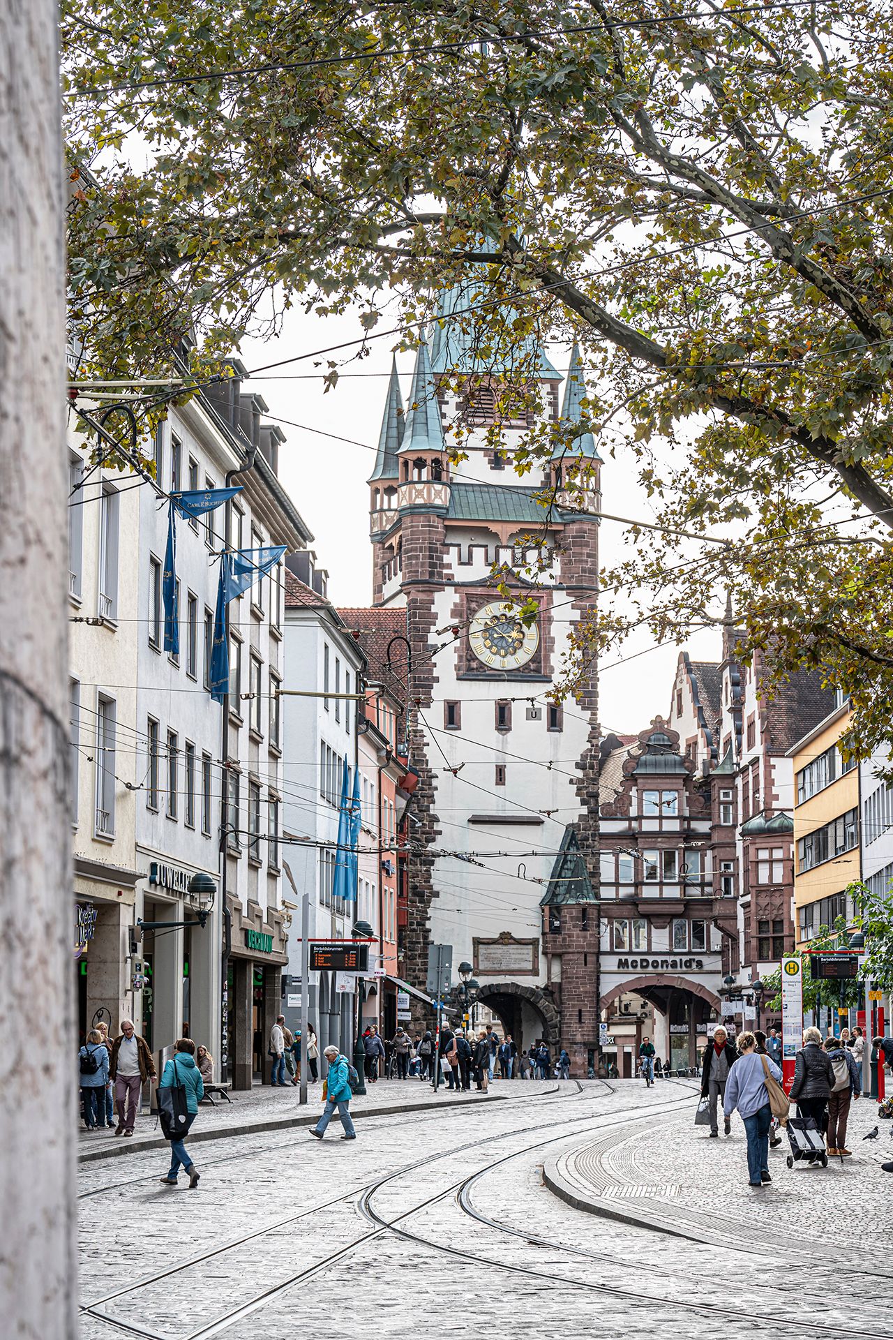 Blick auf das Martinstor in der Innenstadt von Freiburg vom Bertholdsbrunnen aus 