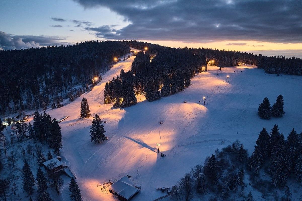 Die Skilifte Haldenköpfle bei Flutlicht von oben fotografiert 