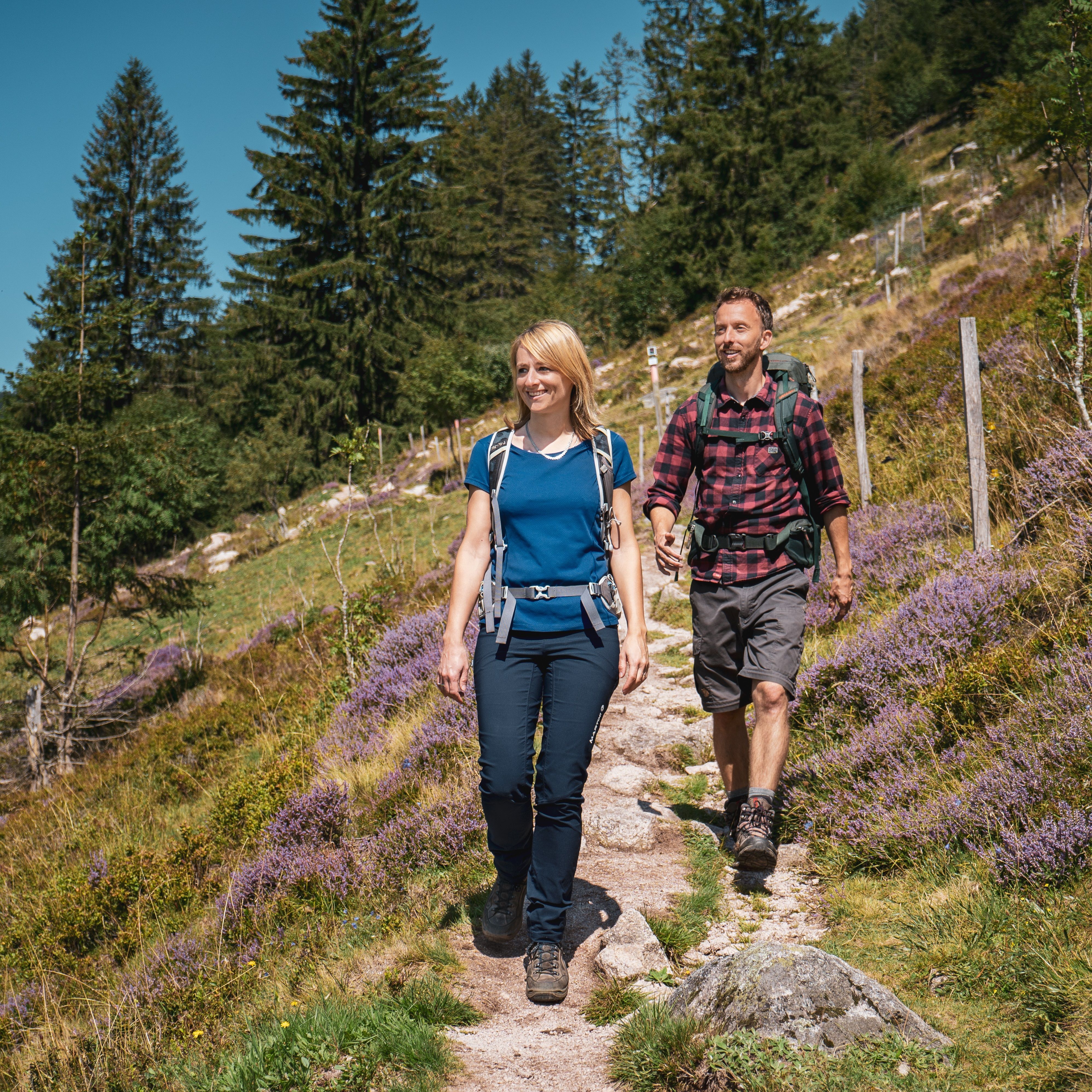 Paar auf schmalem Wanderweg in Menzenschwand