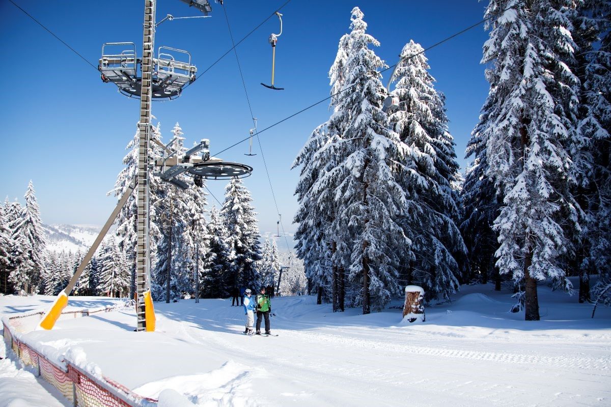 Zwei Personen am Schlepplift des Skilift Haldenköpfle