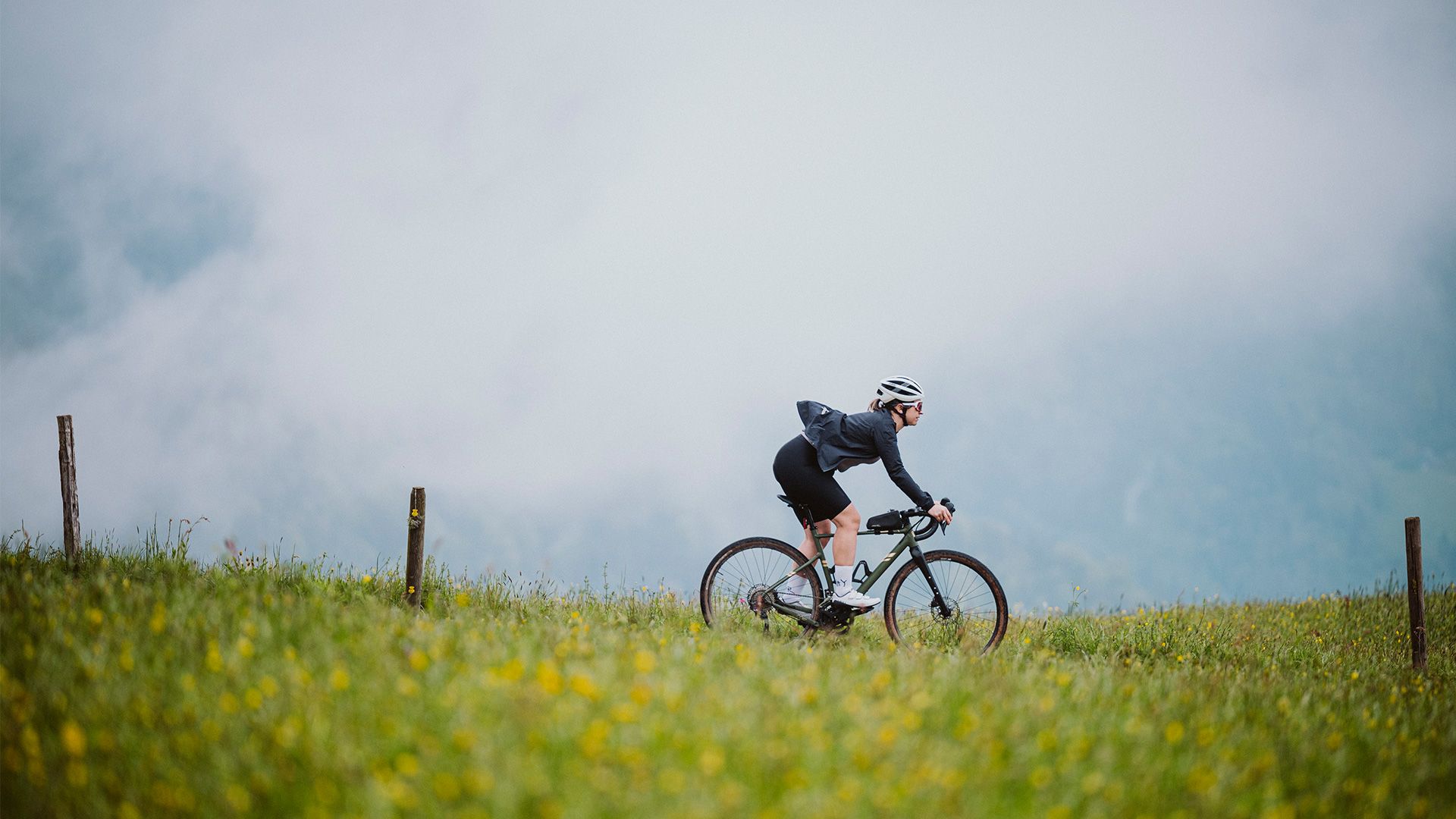 Frau auf Gravelbike im Schwarzwald