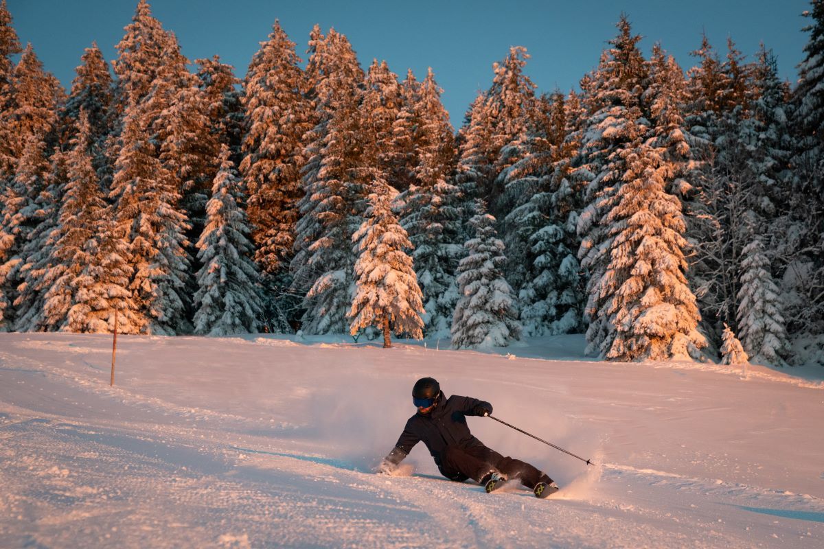 Skifahrer bei Sonnenuntergang im Schwarzwald 