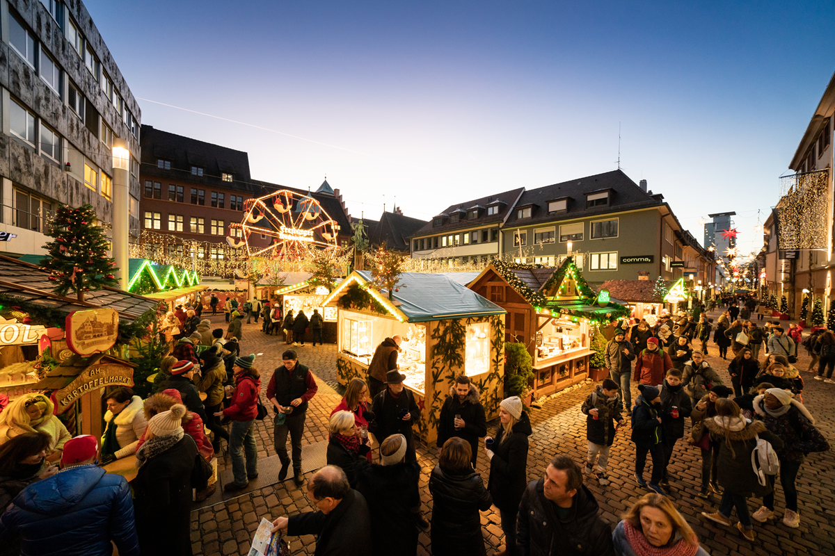Stände und Menschen auf dem Weihnachtsmarkt Freiburg