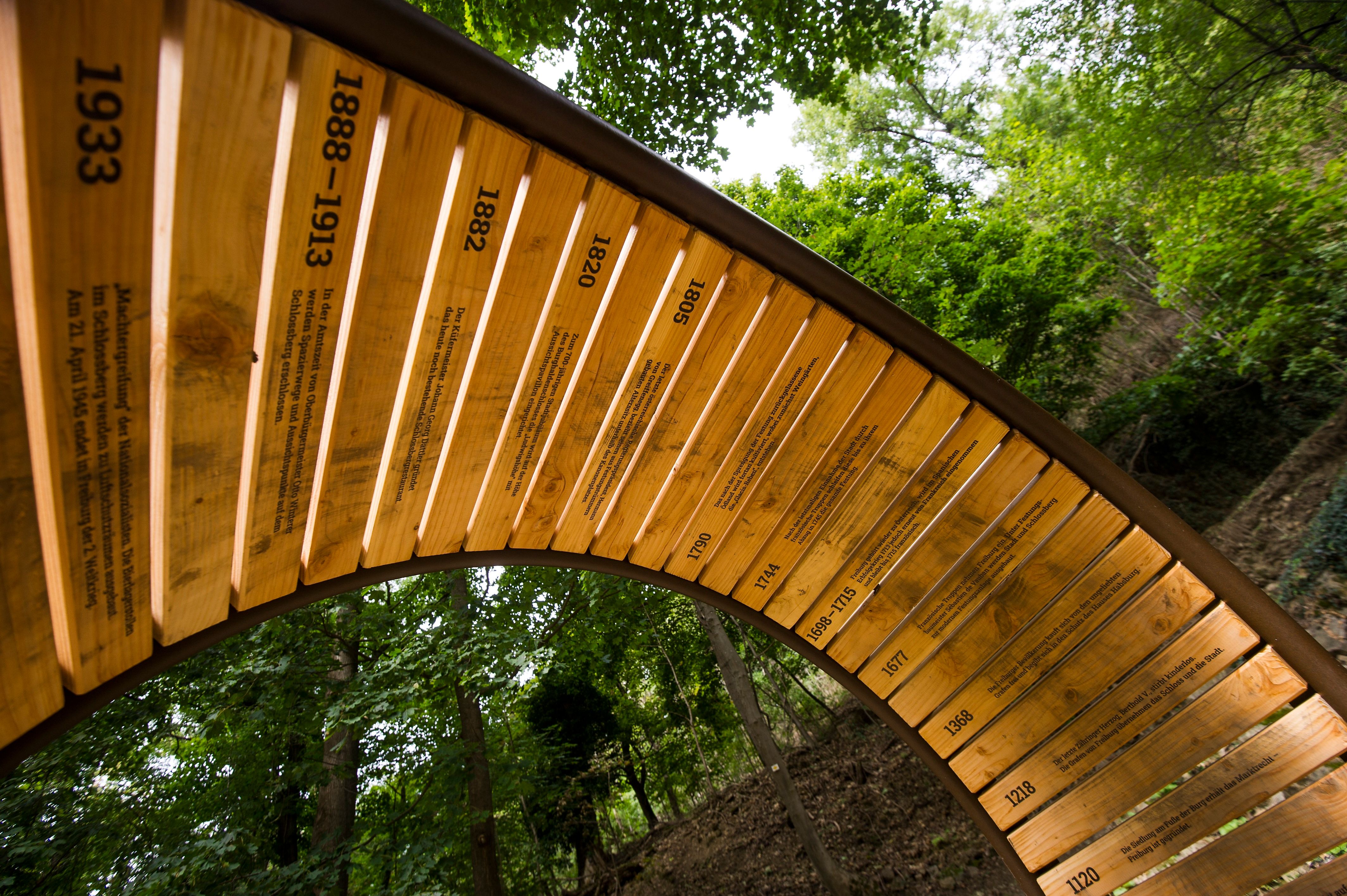 Zeitspirale aus Holz am Schlossberg