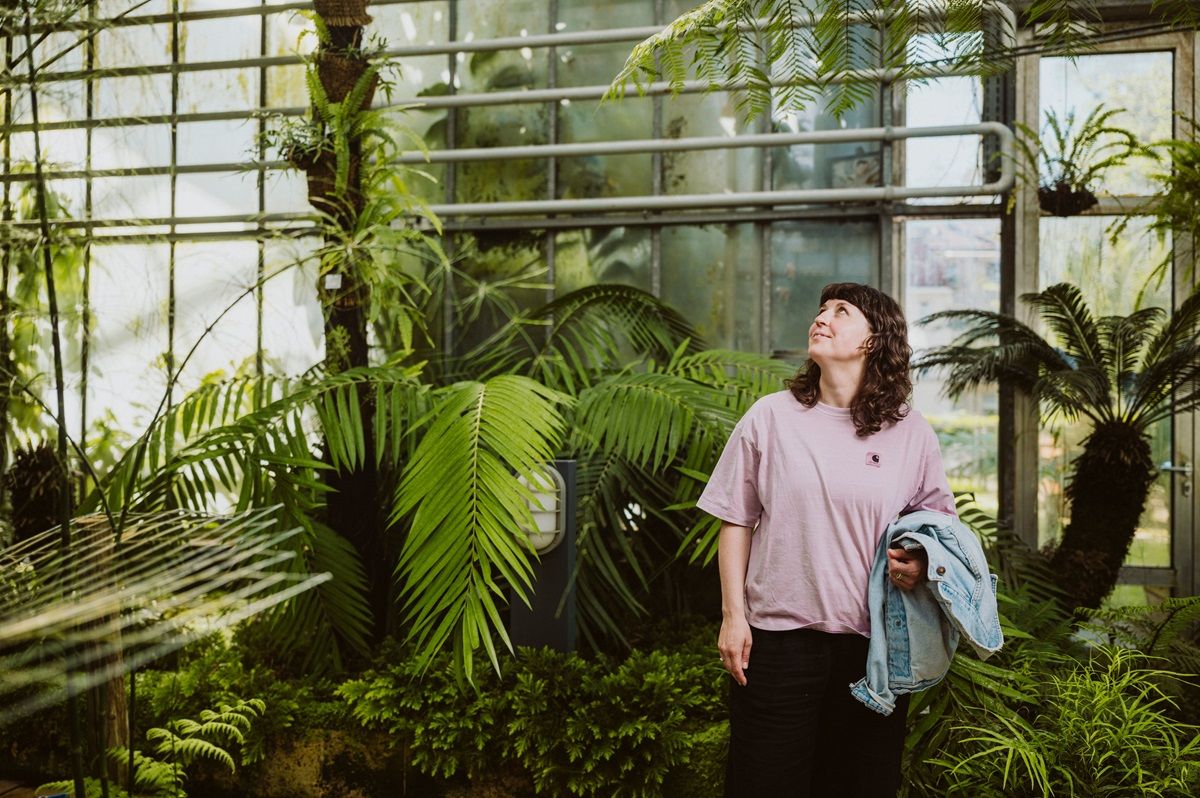 Frau steht im Botanischen Garten