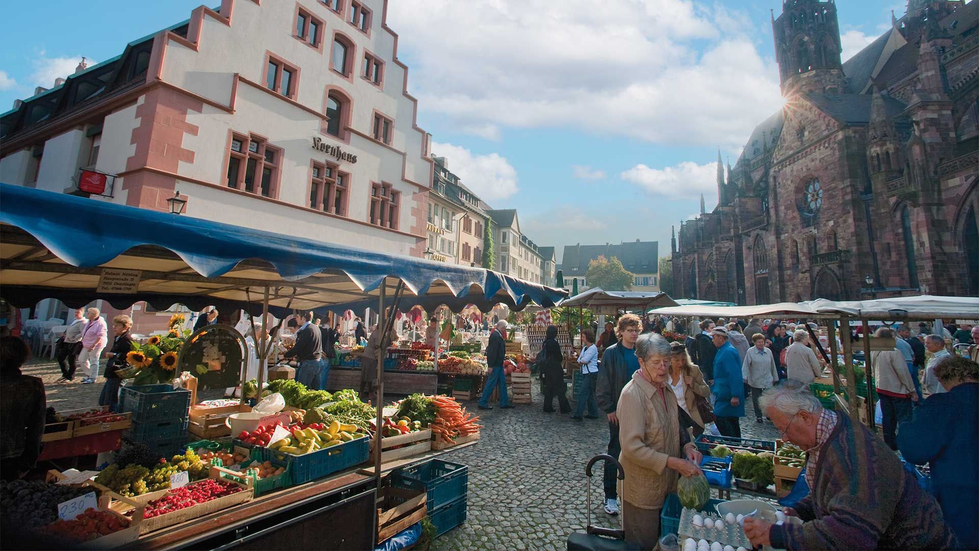 Münstermarkt Freiburg mit belebten Marktständen