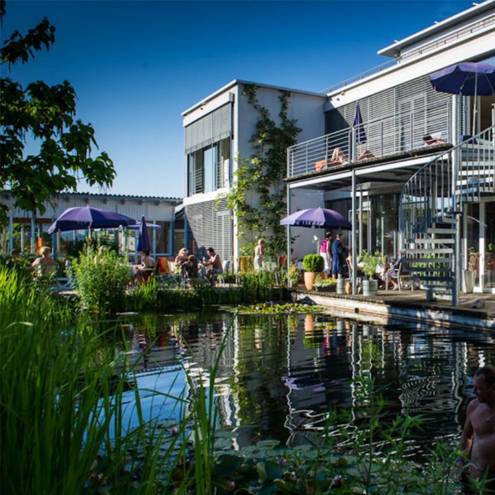 Sauna Haus Wellness pur Aussenbereich mit Teich