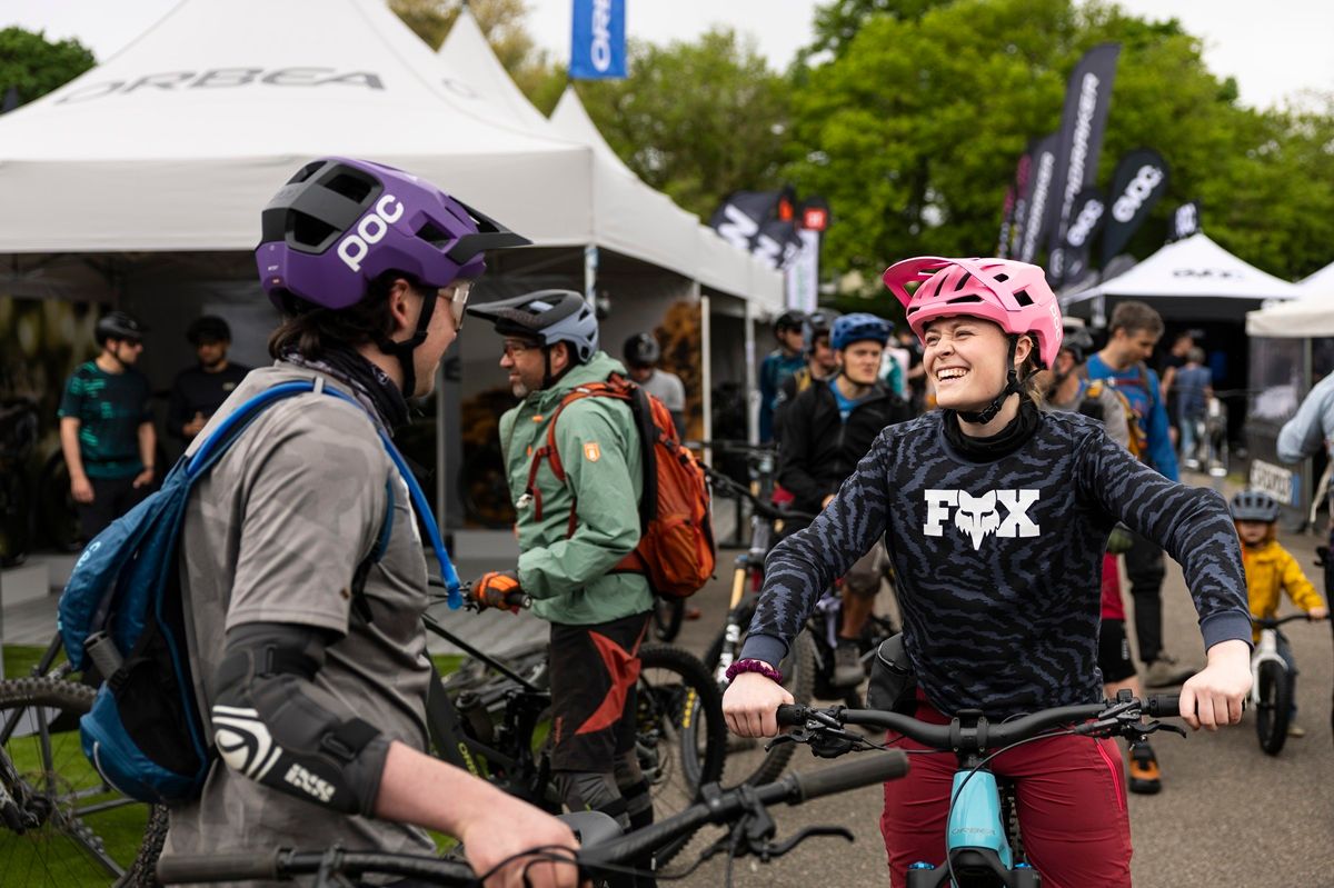 Frauen mit Fahrrad am Bikefestival