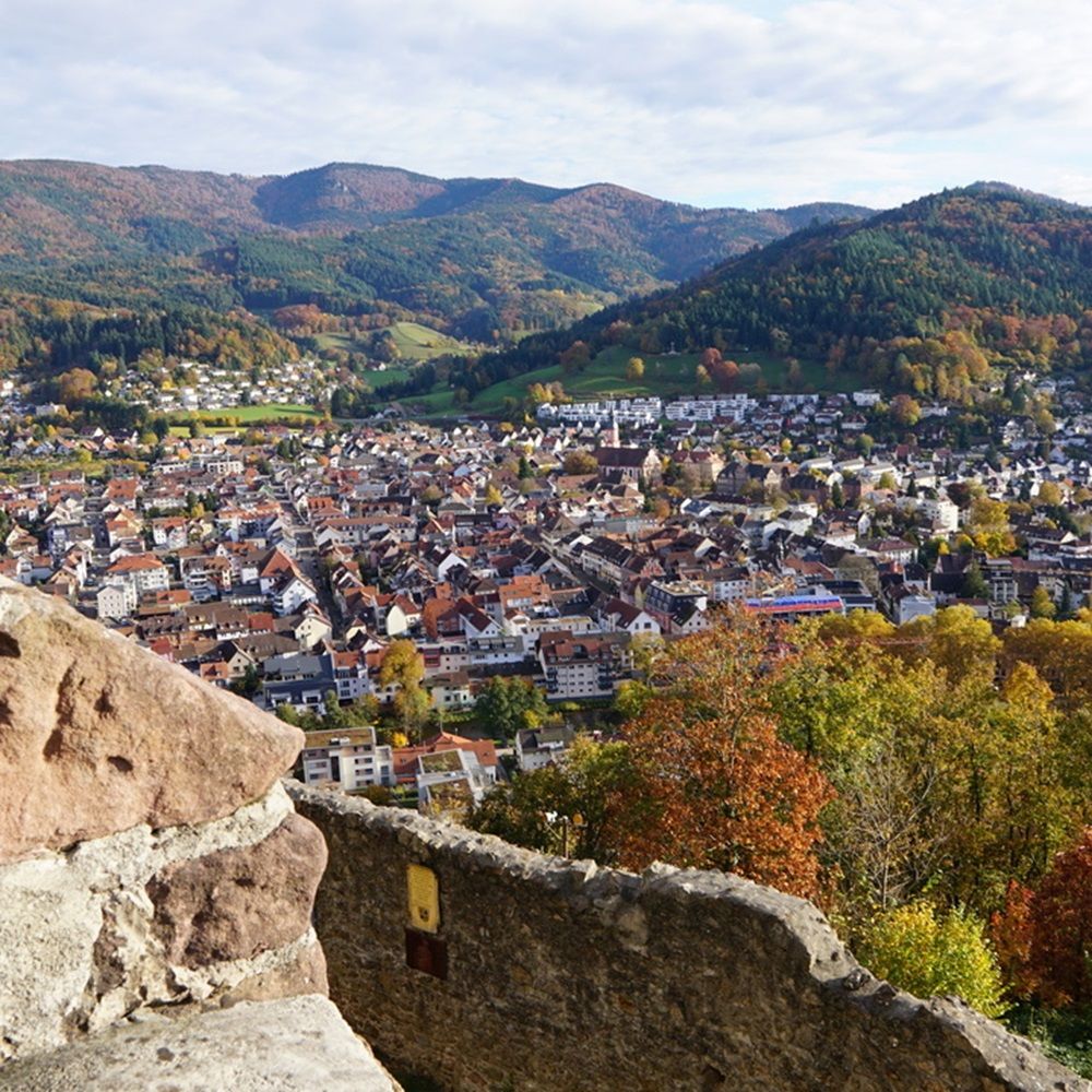 Kastelburg und Ausblick auf Waldkirch