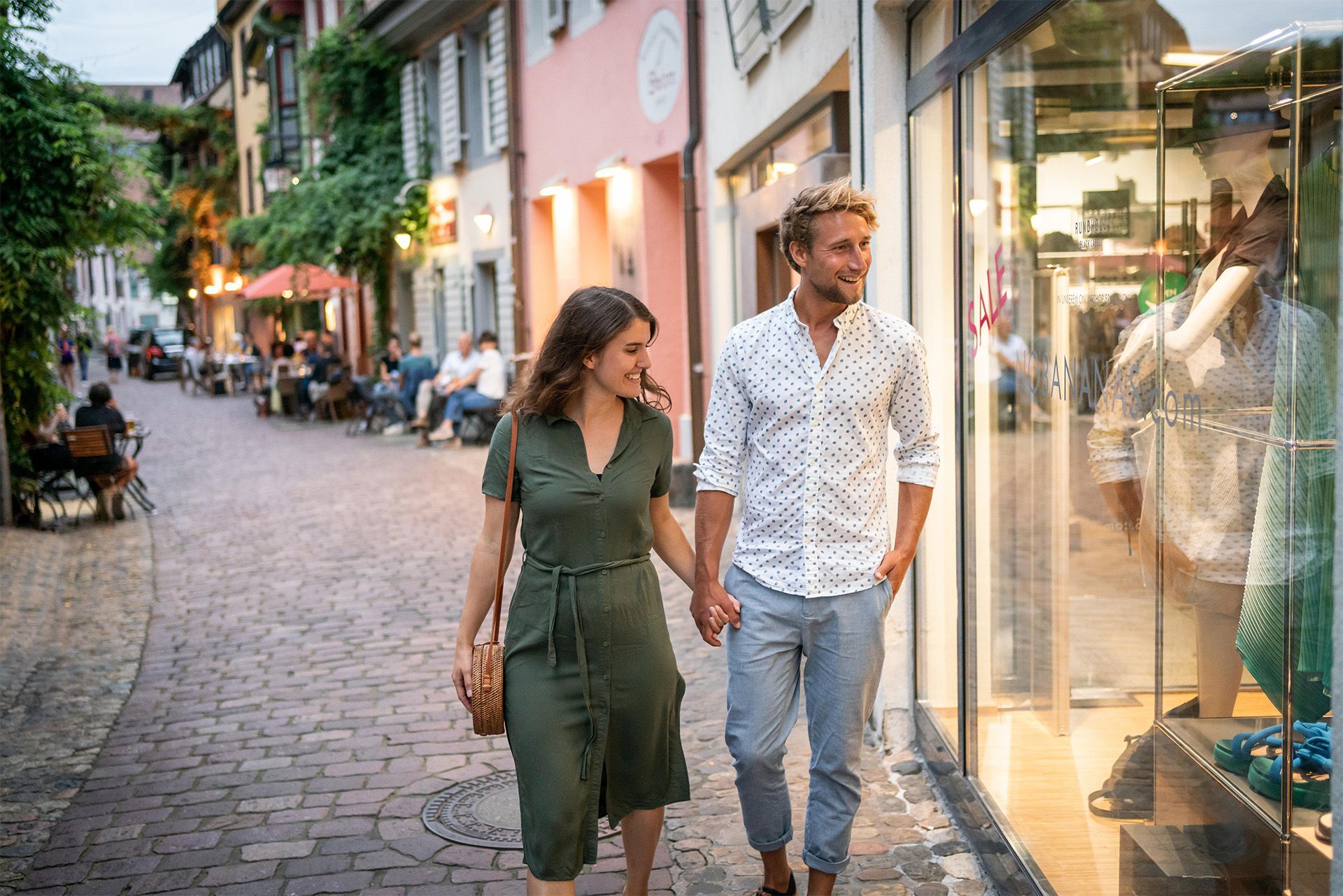 Konviktstrasse Freiburg Paar macht händchenhaltend Schaufensterbummel