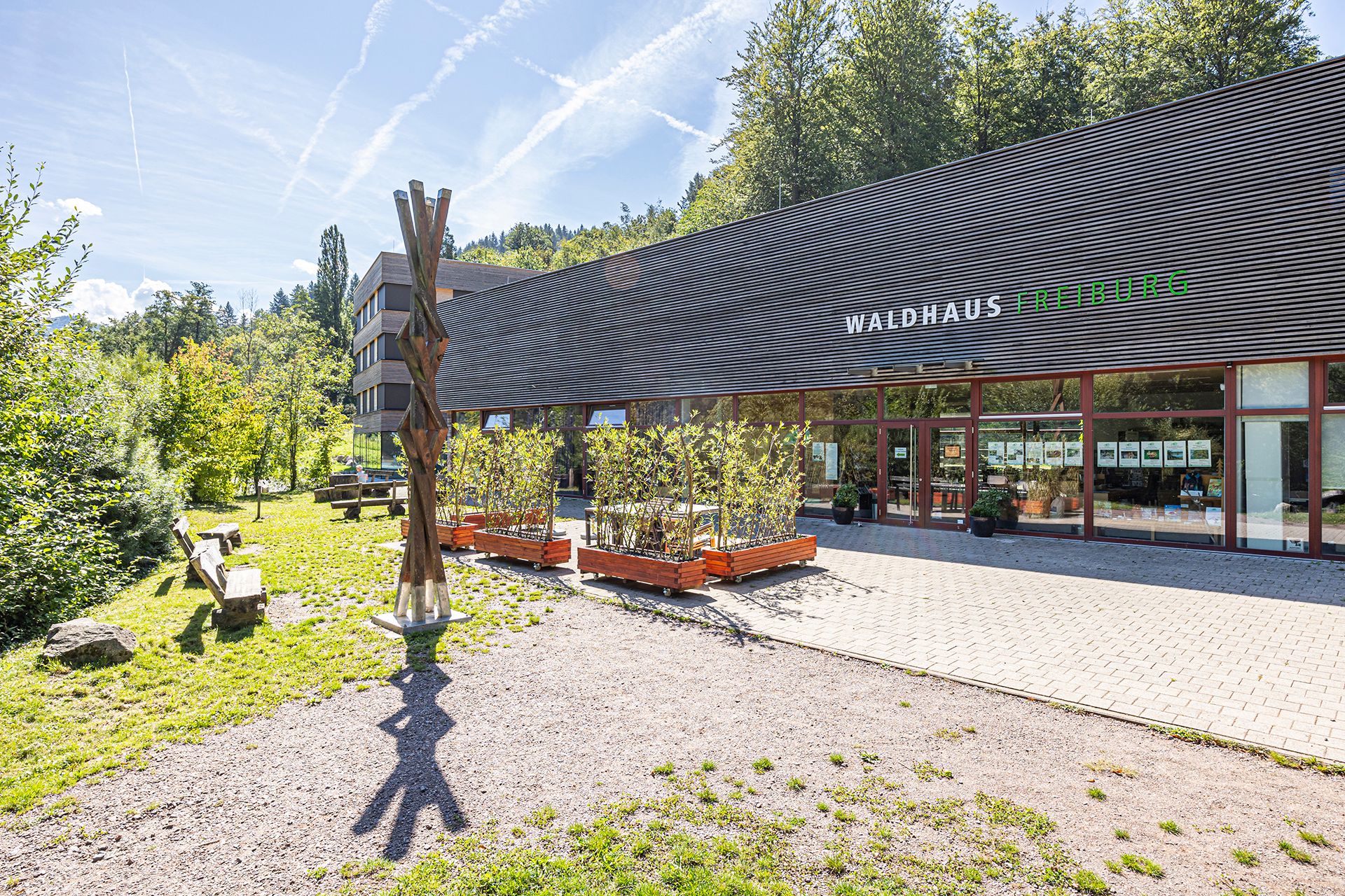 Gebäude des WaldHaus Freiburg mit Außenanlage 