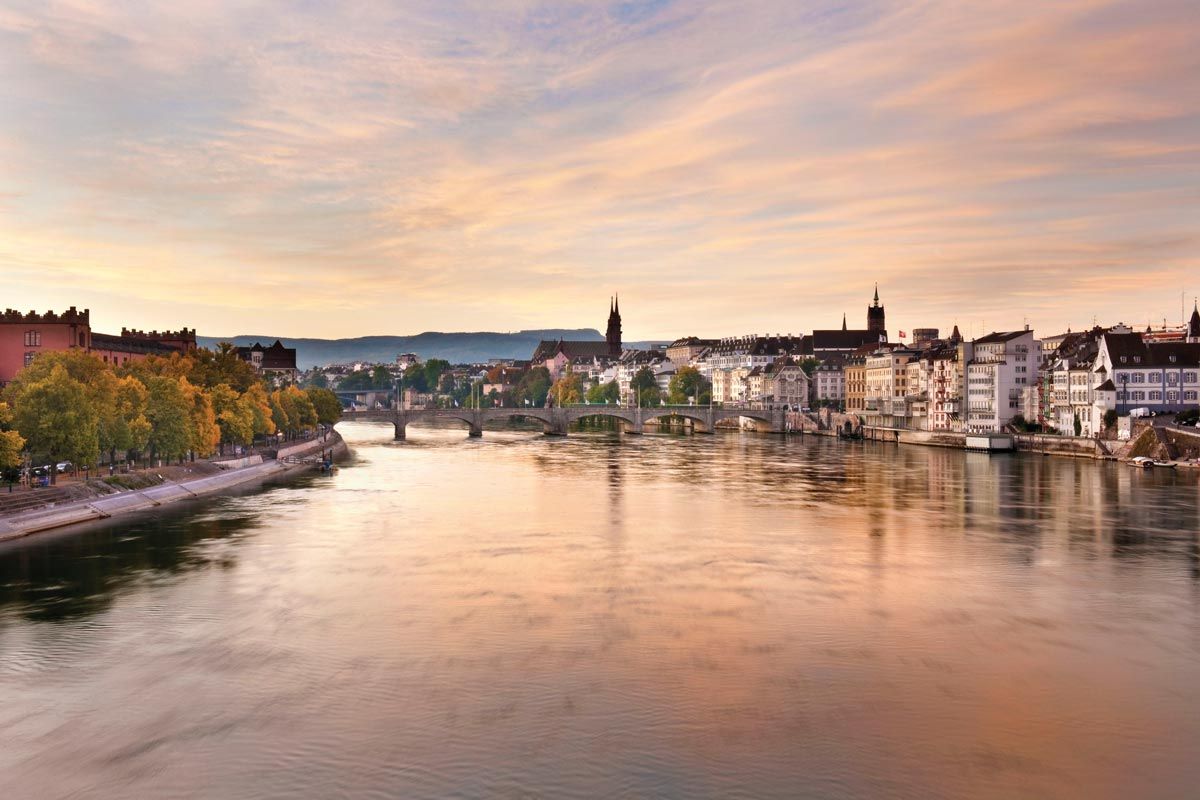 Rhein in Basel bei Morgendämmerung
