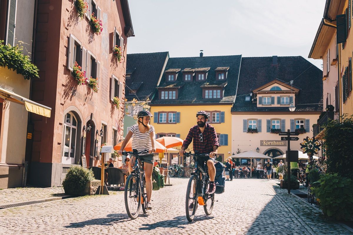 Zwei Personen auf dem Fahrrad in Staufen