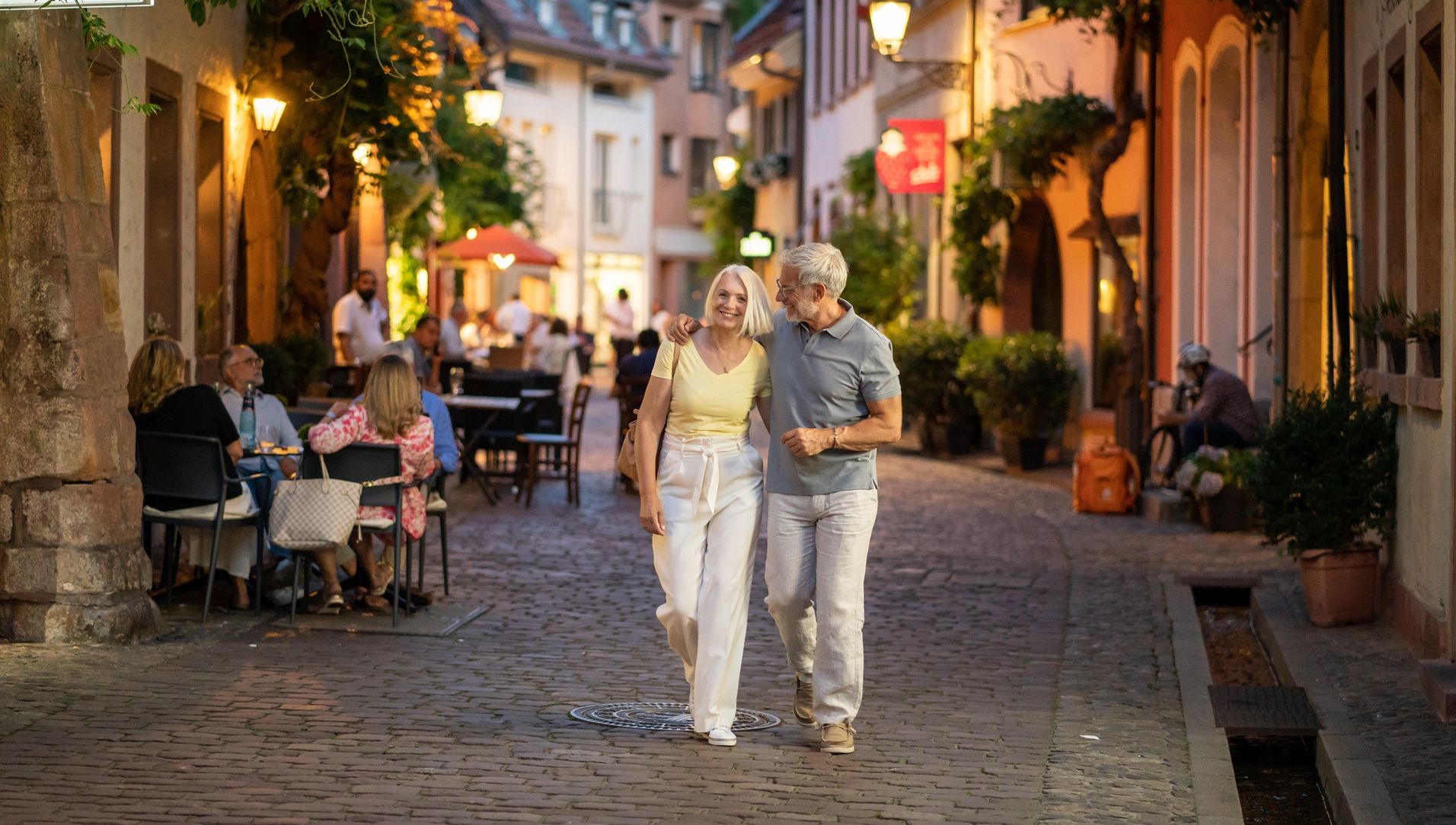 Paar spaziert durch die Konvikstraße