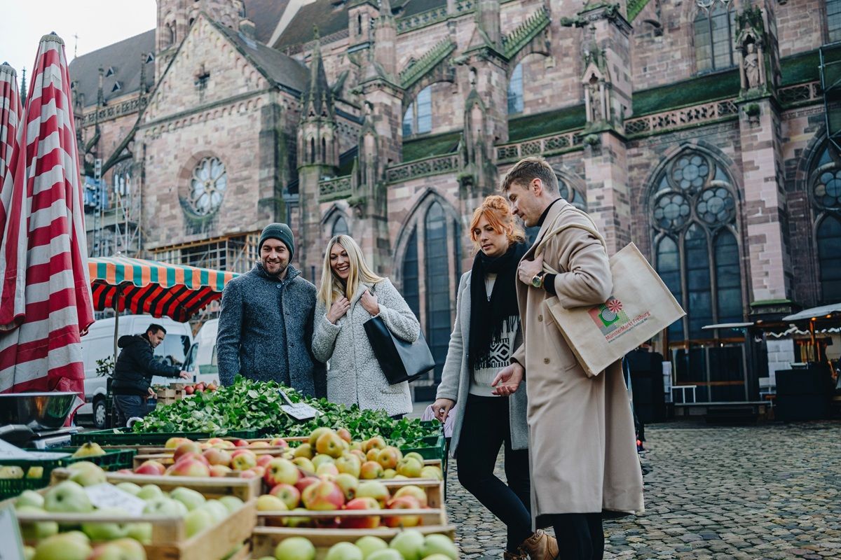 Paar kauft auf dem Münstermarkt ein