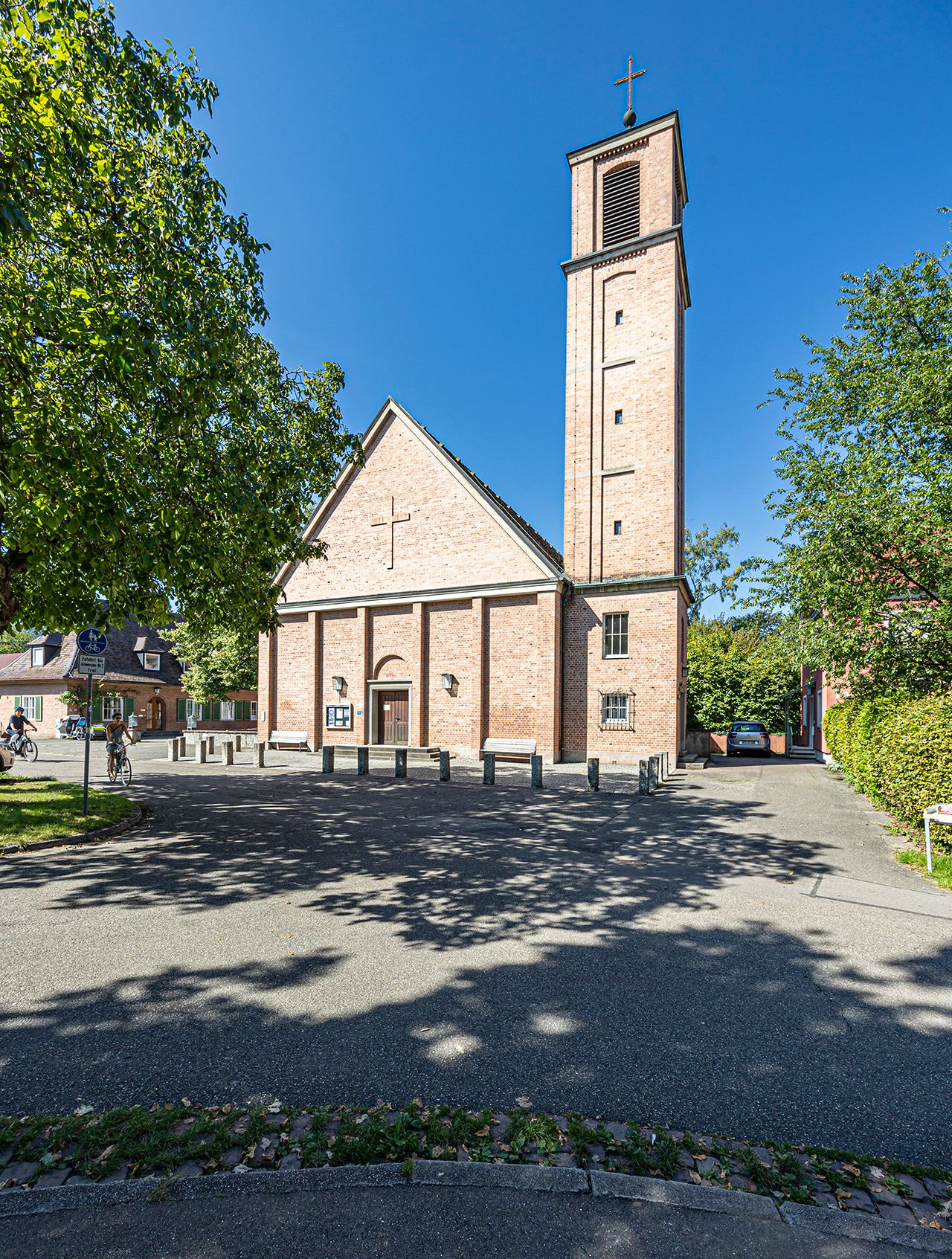 Frontansicht der Friedenskirche