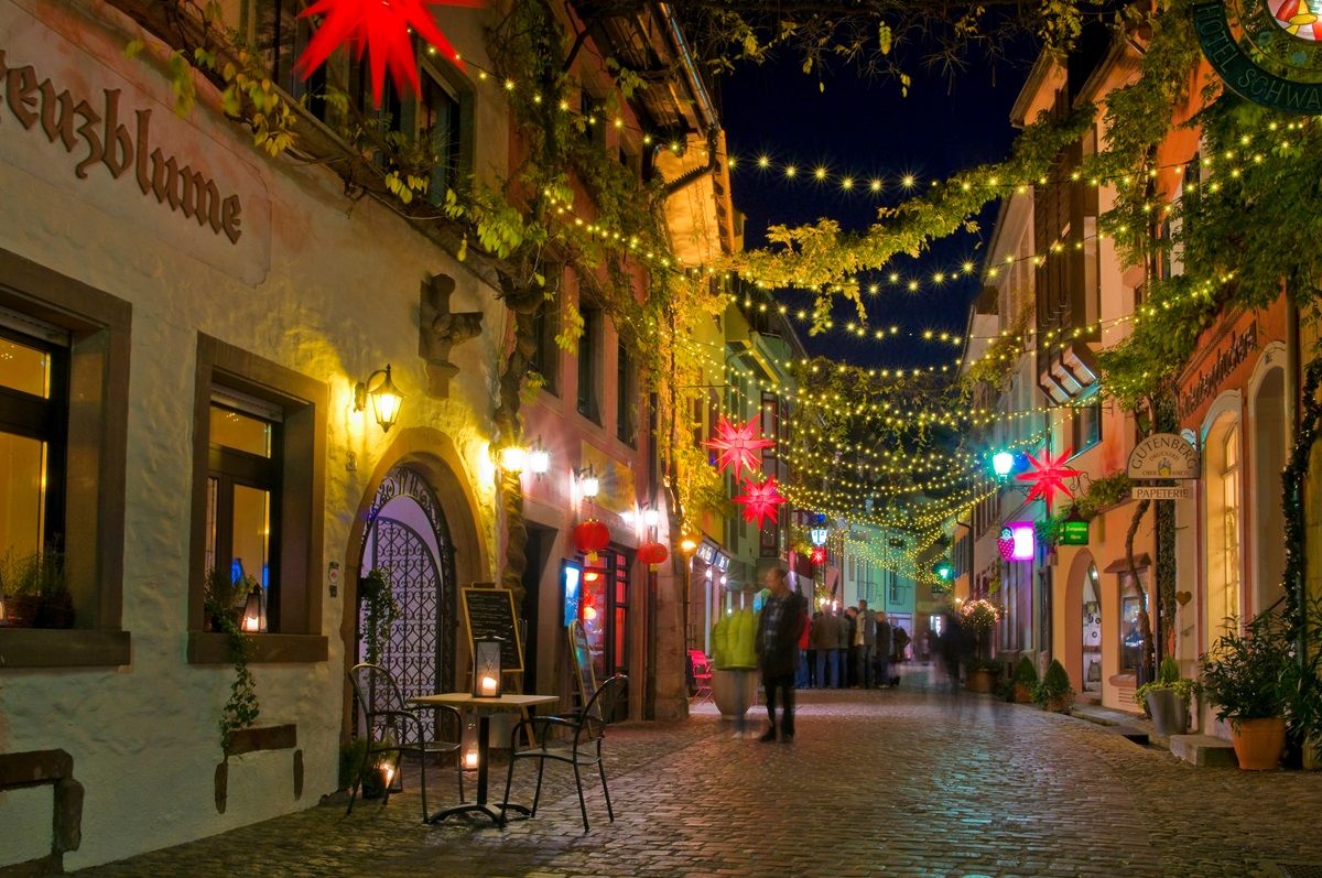 Konviktstraße mit Beleuchtung im Dunkeln