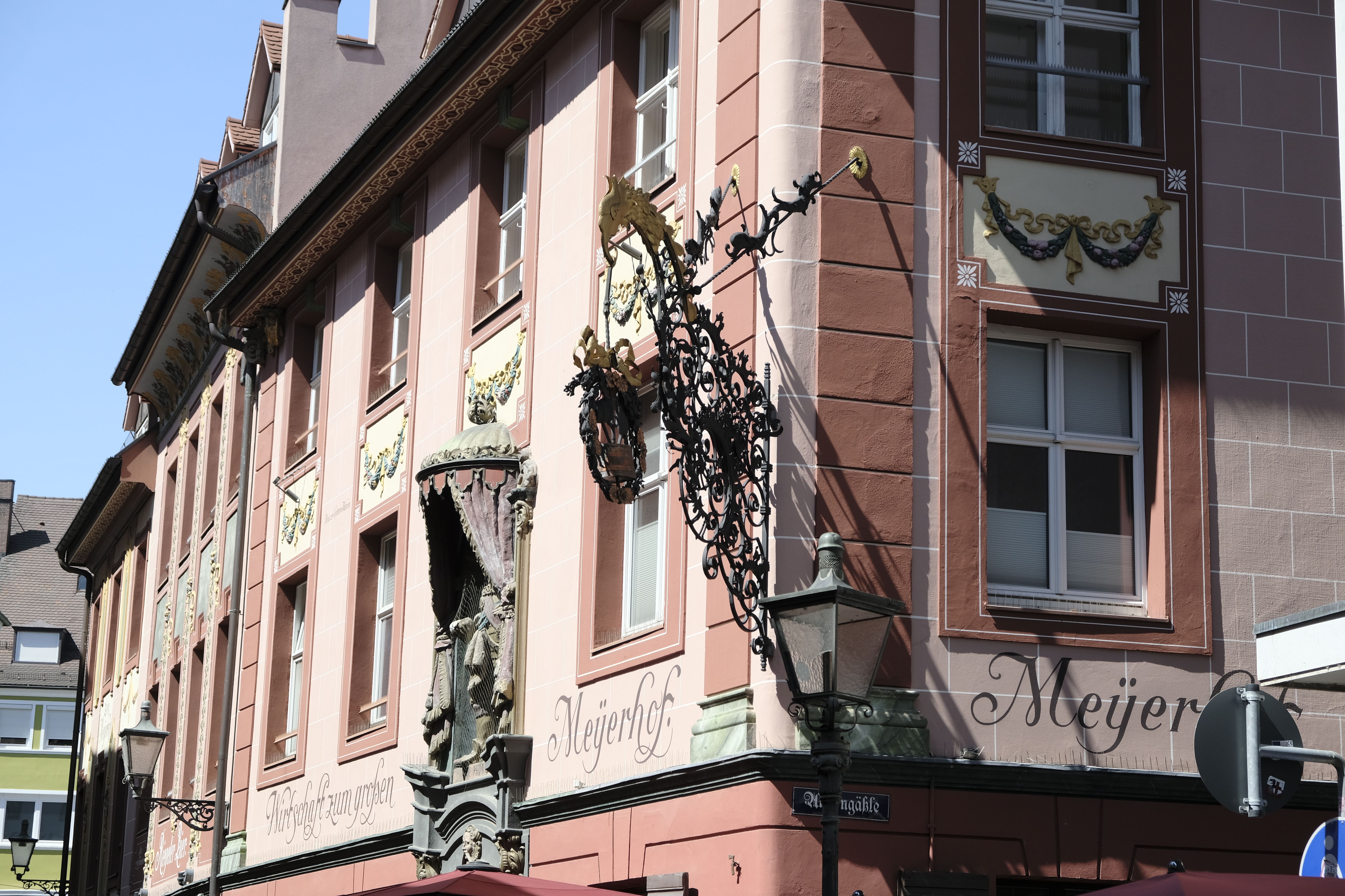 Historisches Gebäude mit verzierten Fassaden und dem Schriftzug 'Meyerhof' in einer Altstadt.