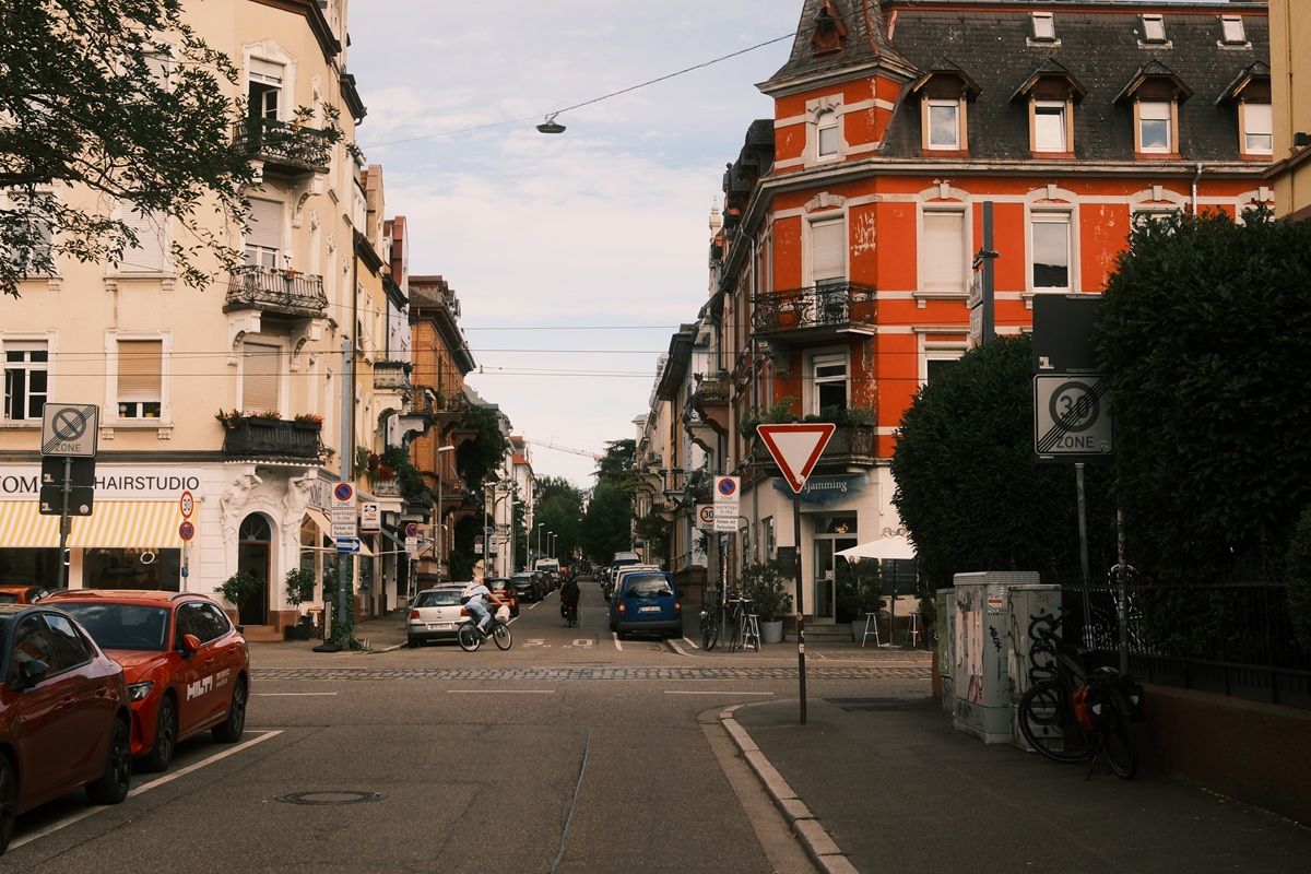 Straßenzug mit Altbauten in der Wiehre