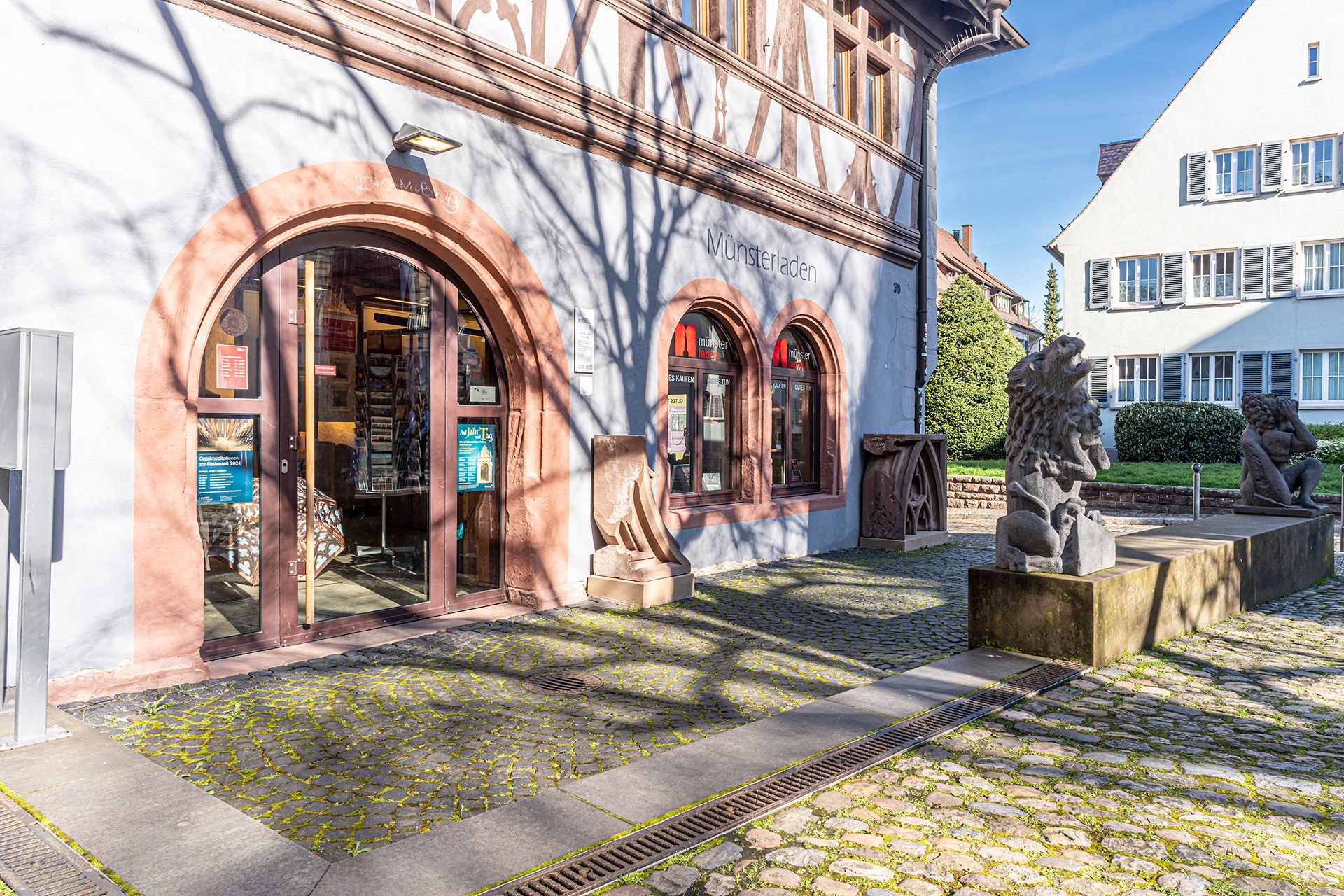 Der Münsterladen in der Alten Münsterbauhütte in Freiburg