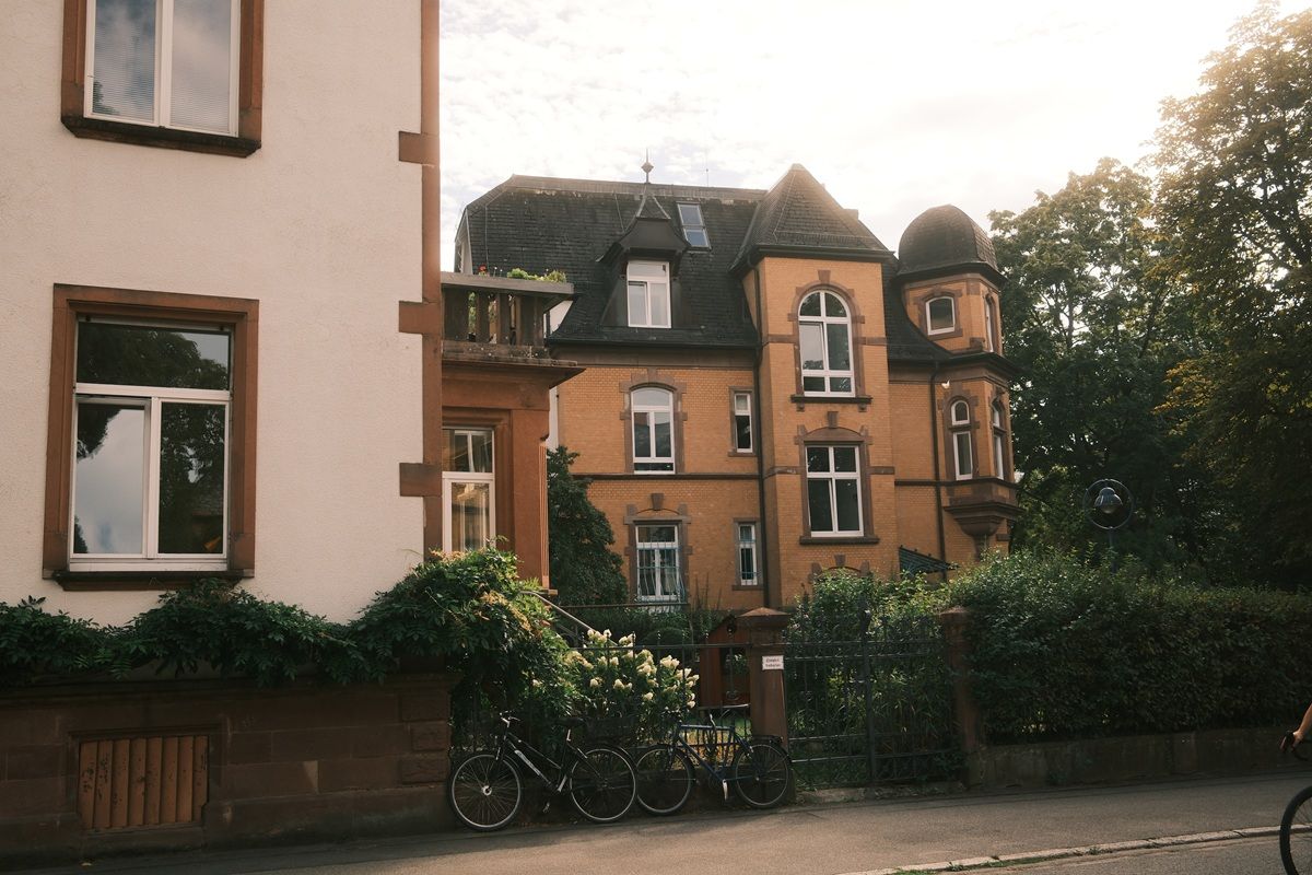 Historisches Gebäude mit Fahrrädern im Vordergrund