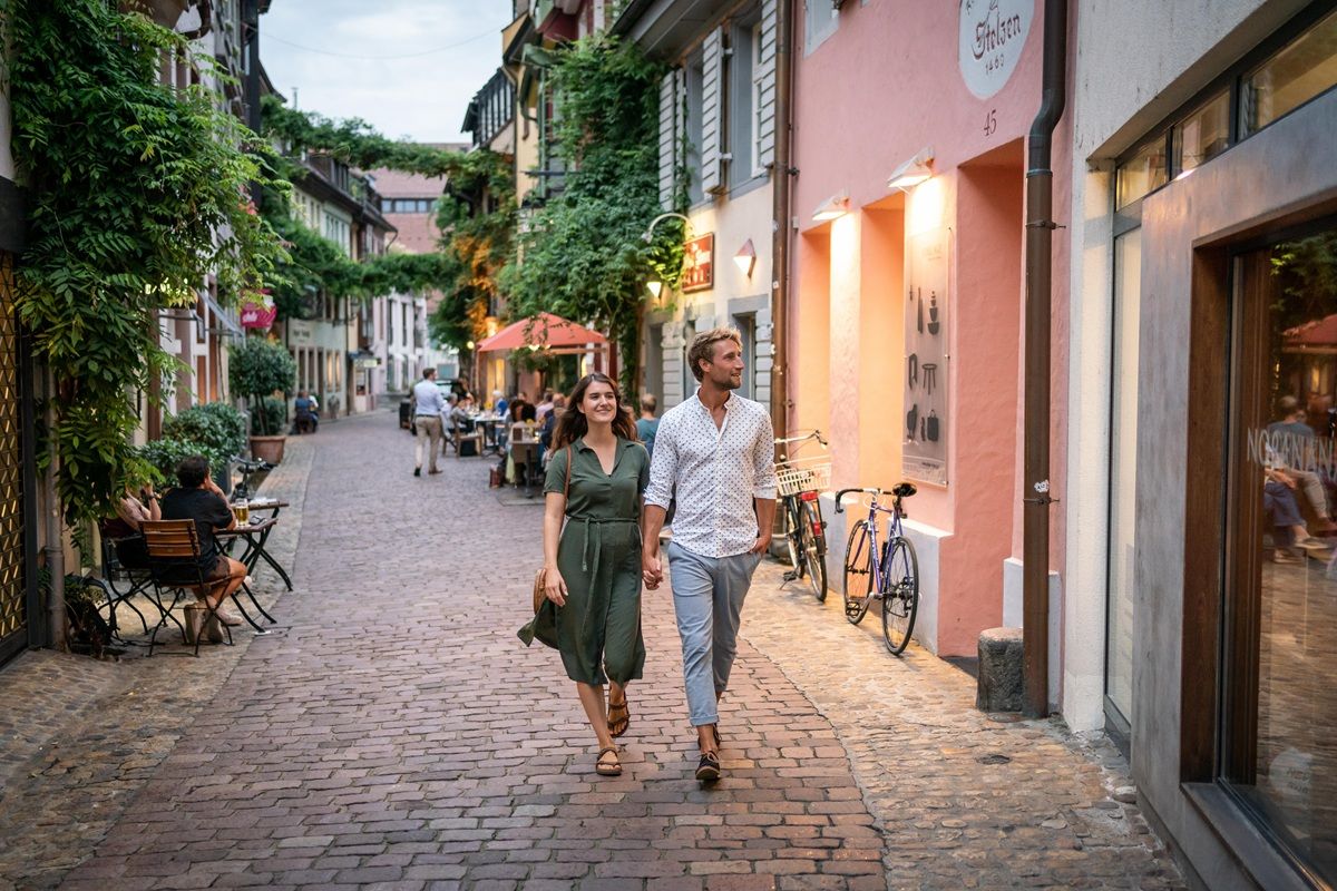 Paar geht in Freiburg in der Konviktstraße shoppen
