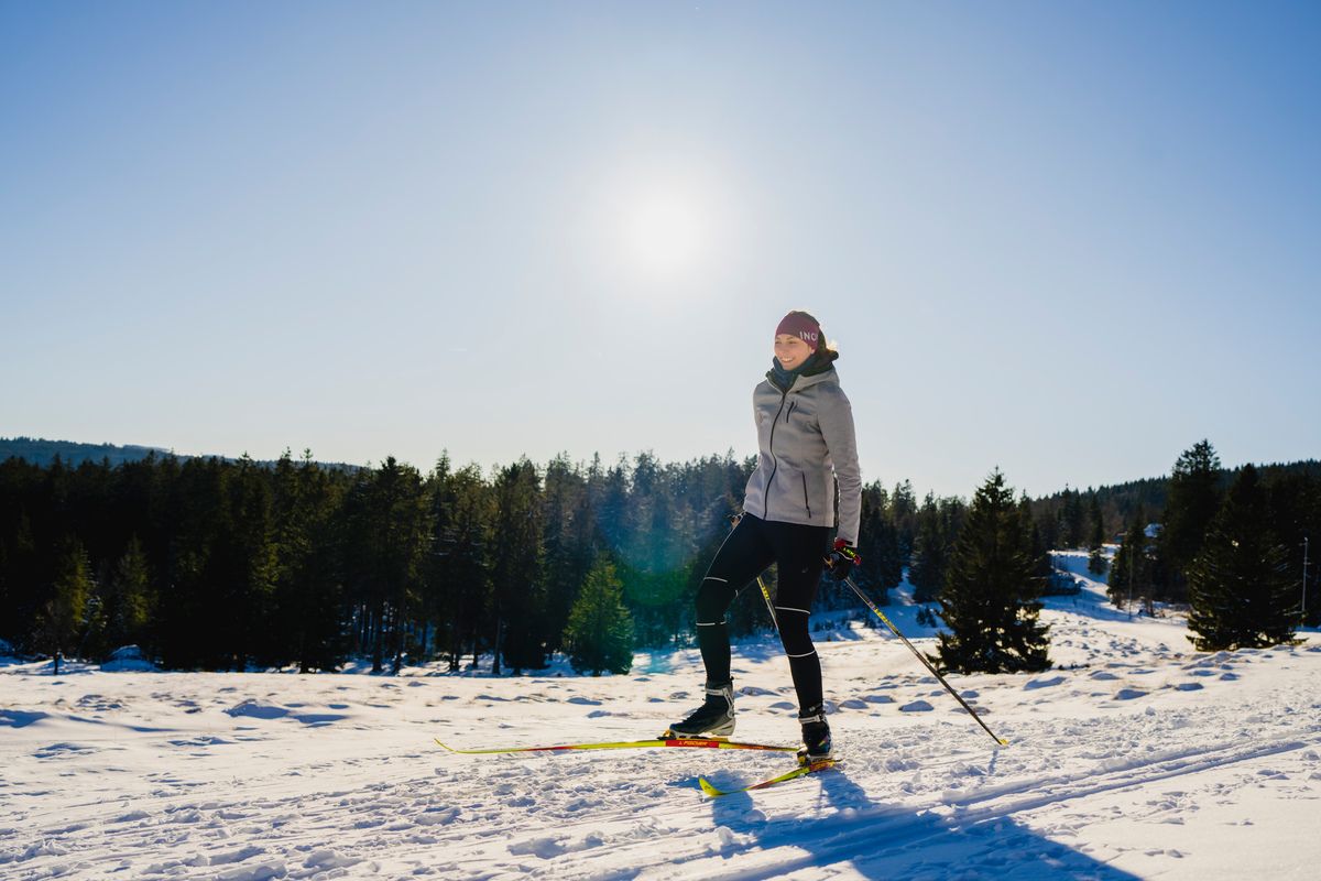 Eine Frau beim Langlauf am Notschrei
