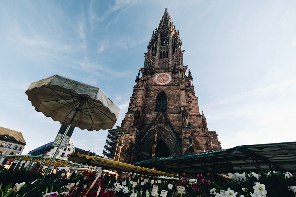 Blick auf das Münster und einen Blumenstand