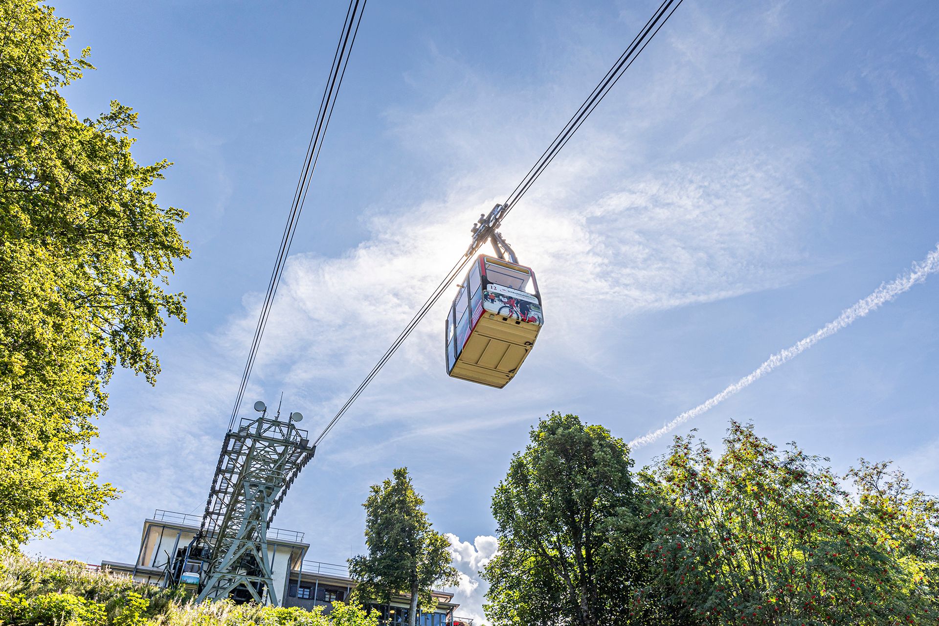 Die Schauinslandbahn schwebt in Richtung Bergstation.